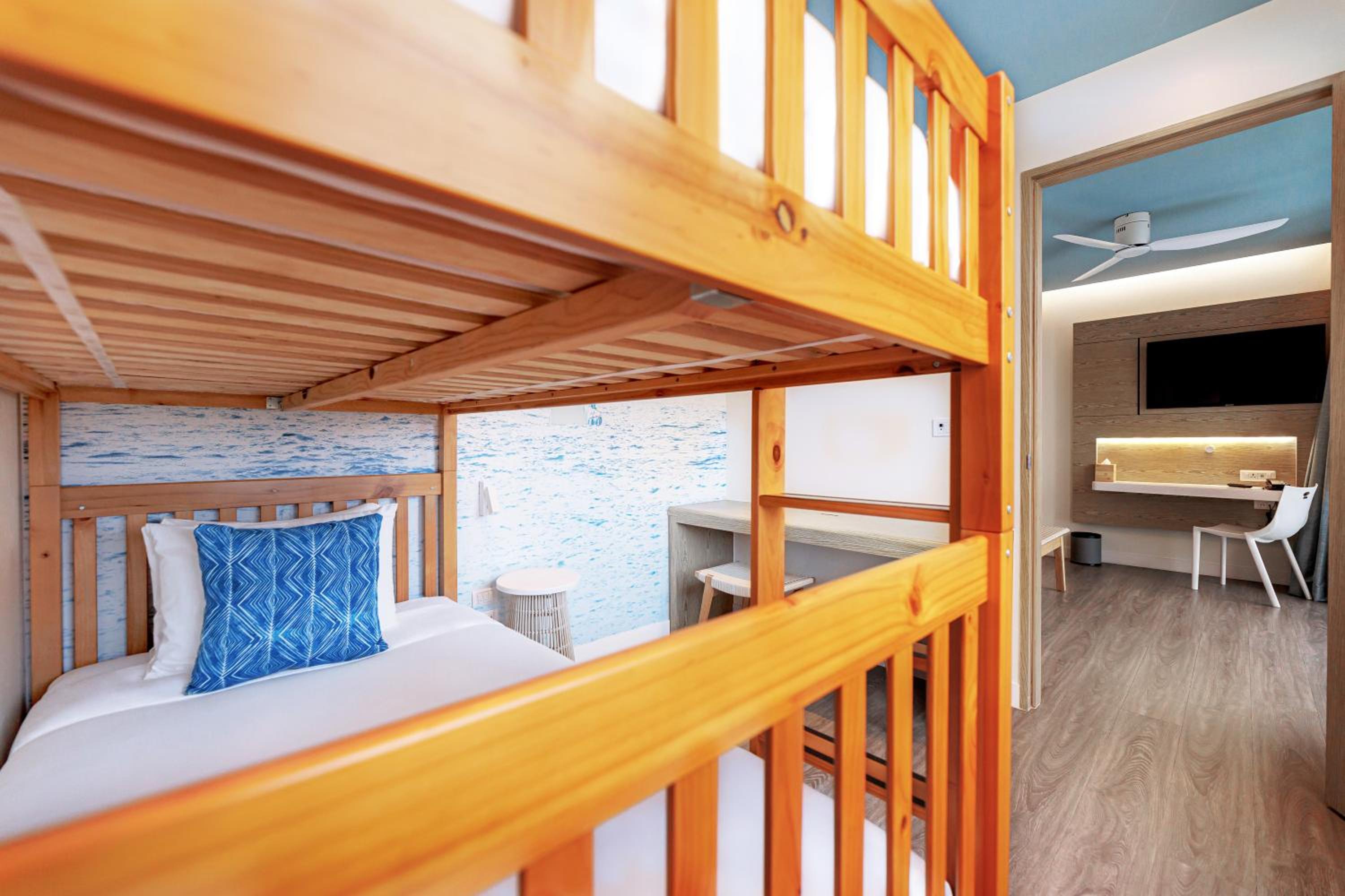 Superior Family Room - Photo 3