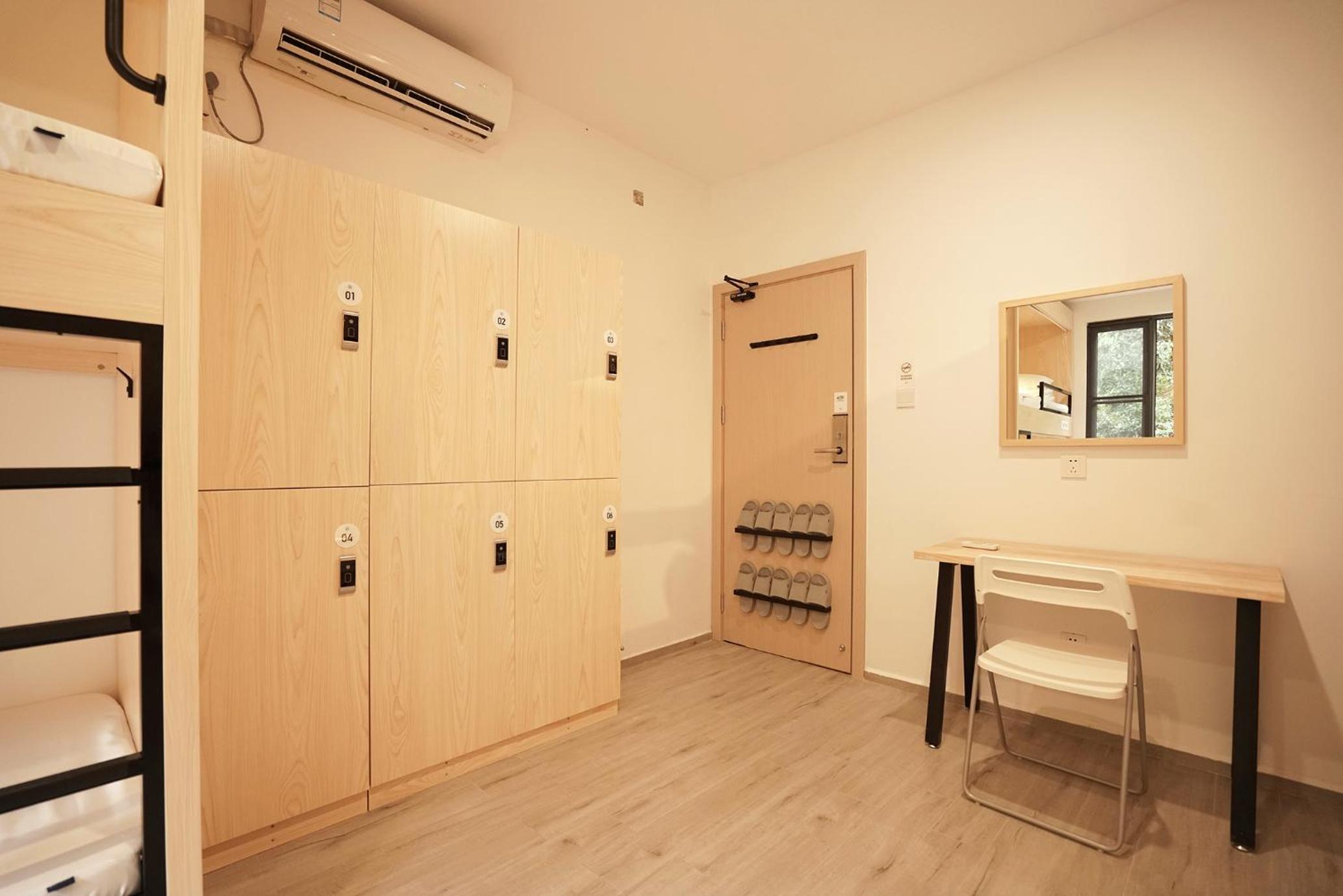 Bed in 6-Bed Male Dormitory Roo么 photo 3