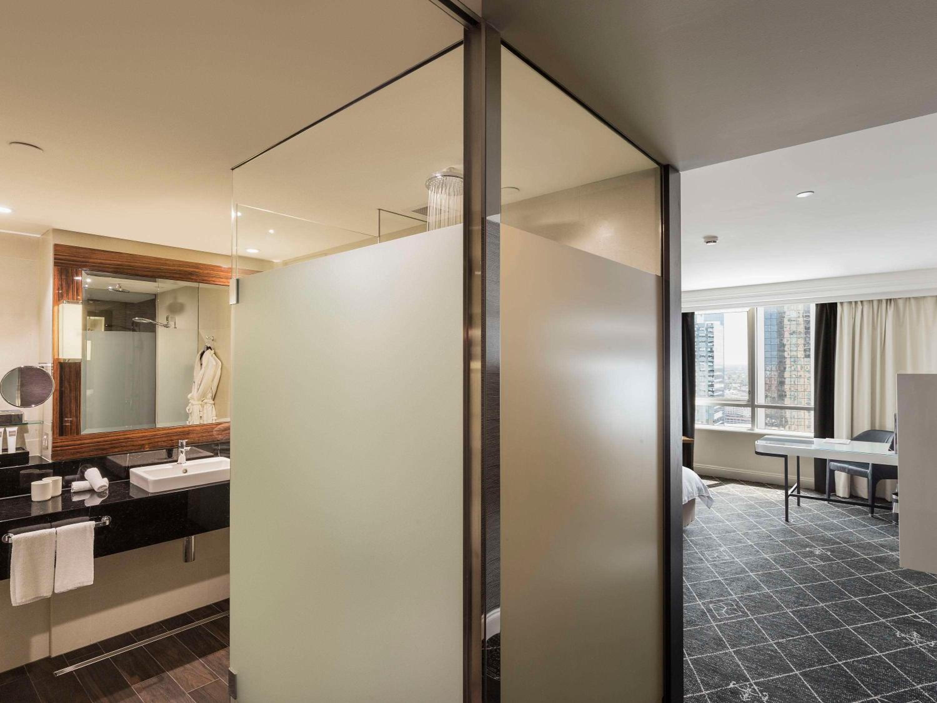 Signature King Skyline Room with Club Floor Access - High Floor