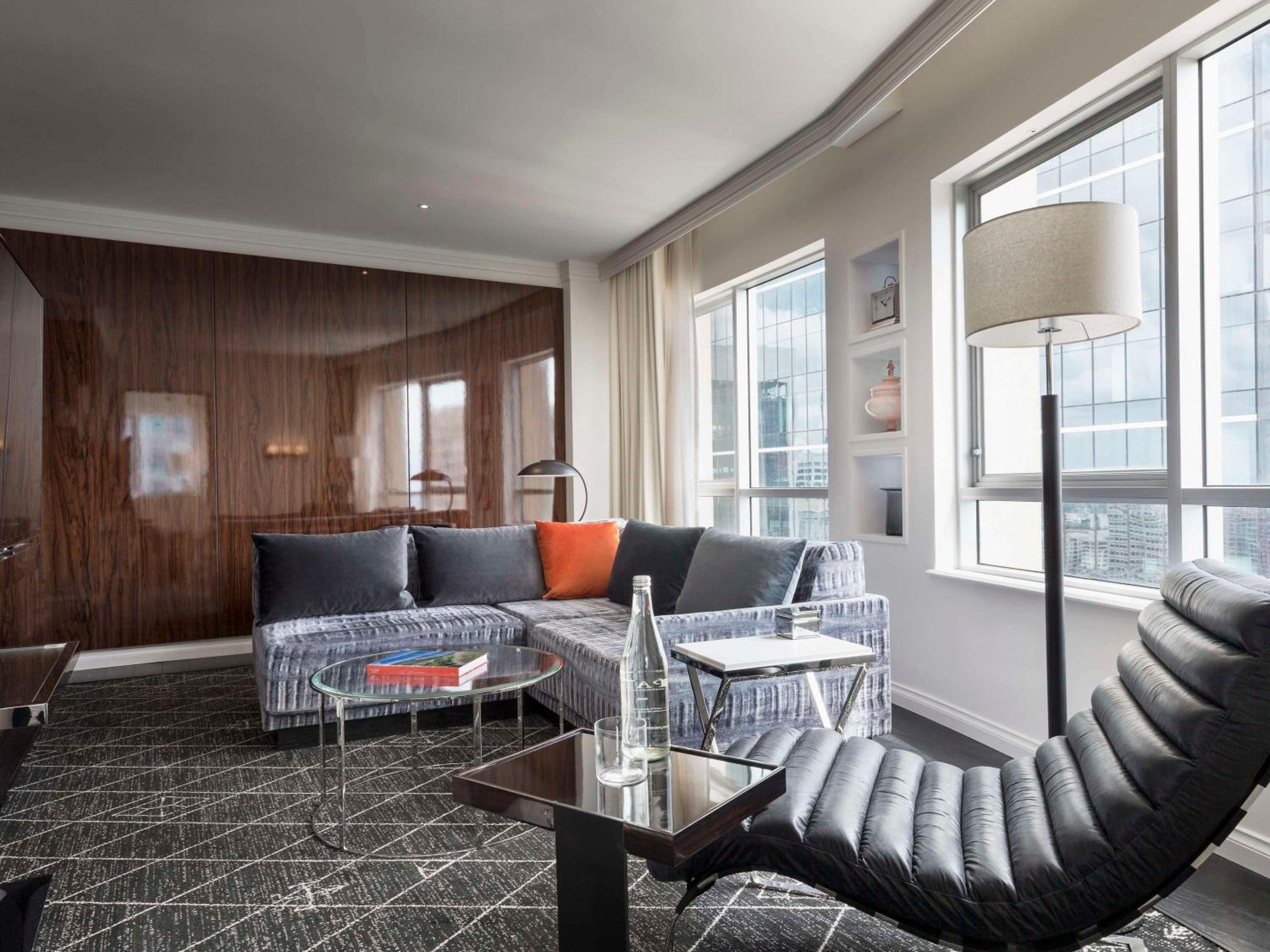 Suite with Club Floor Access - High Floor thumbnail 6