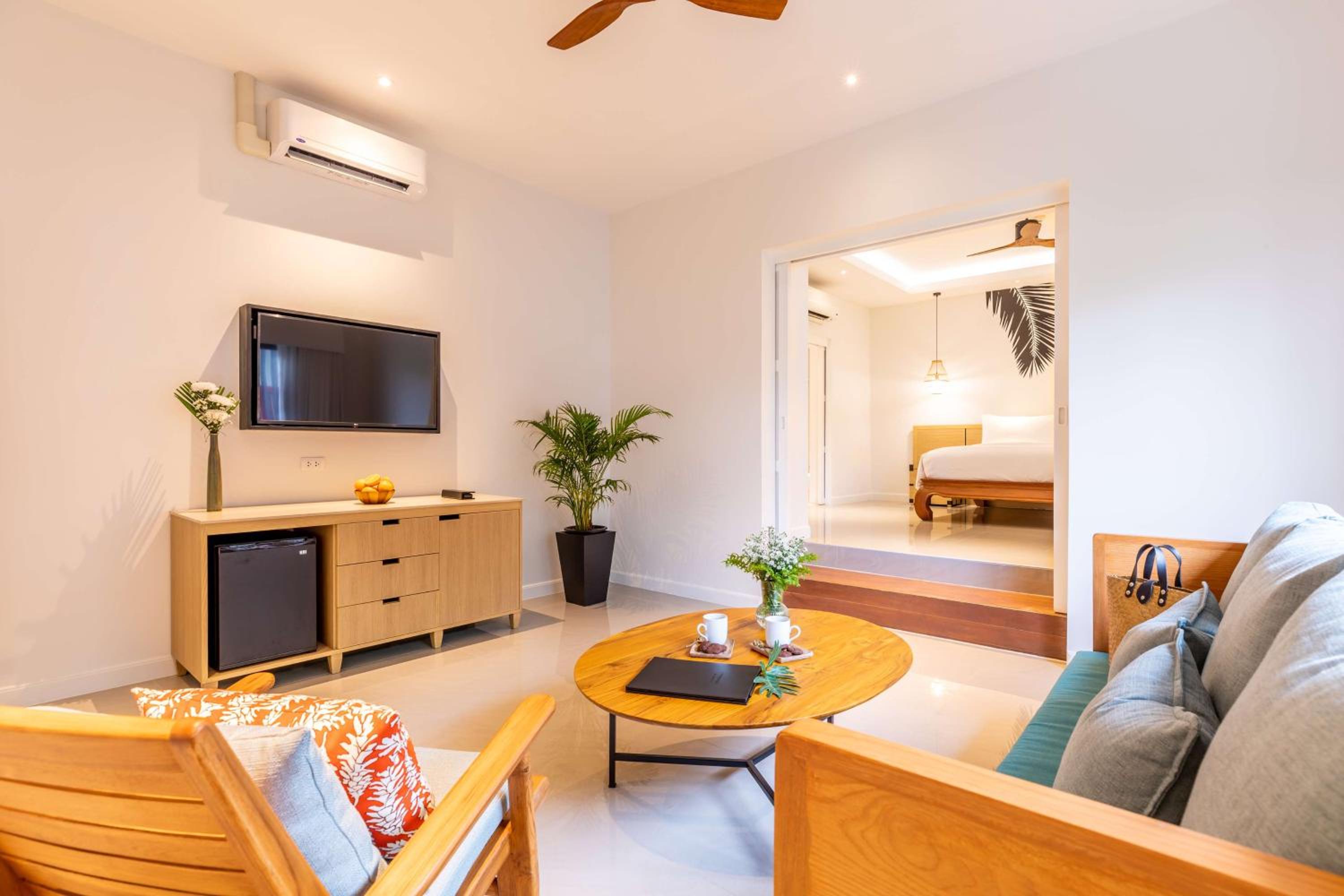 Deluxe Suite 1 King - Photo 1