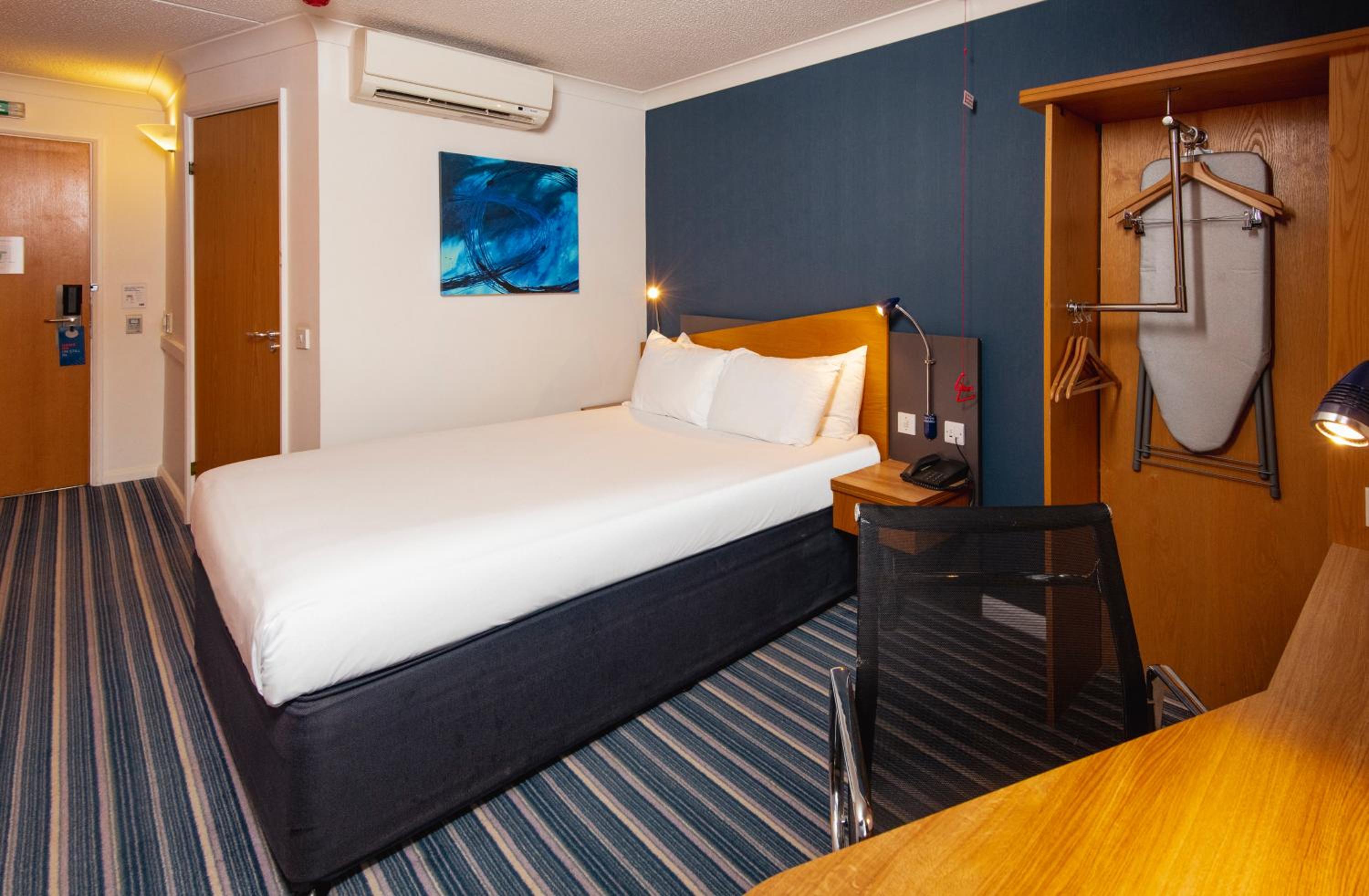 Double Room with Free Hot Breakfast - Accessible photo 2
