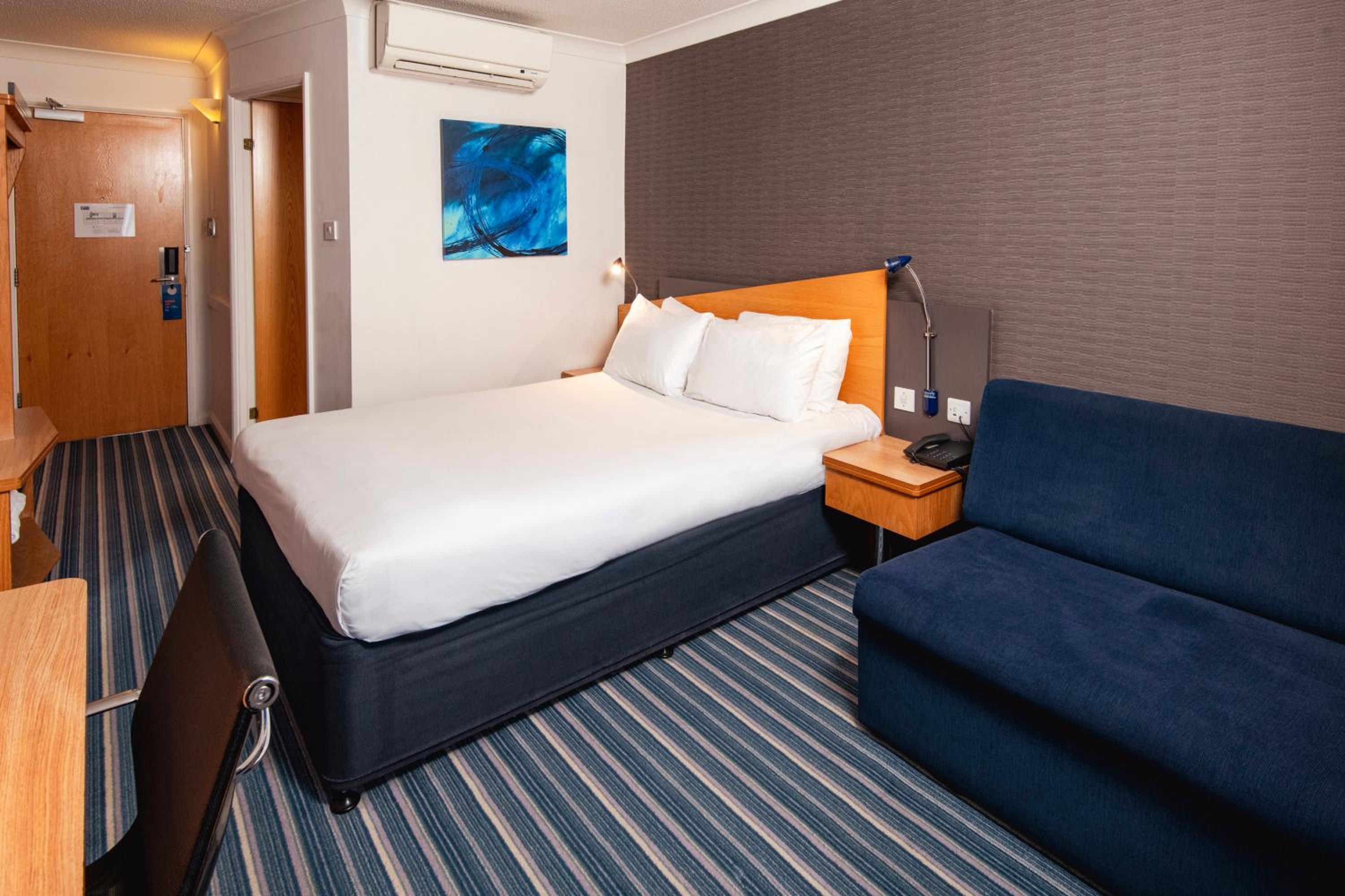 Standard Double Room with Sofa Bed and Free Hot Breakfast - Photo 5
