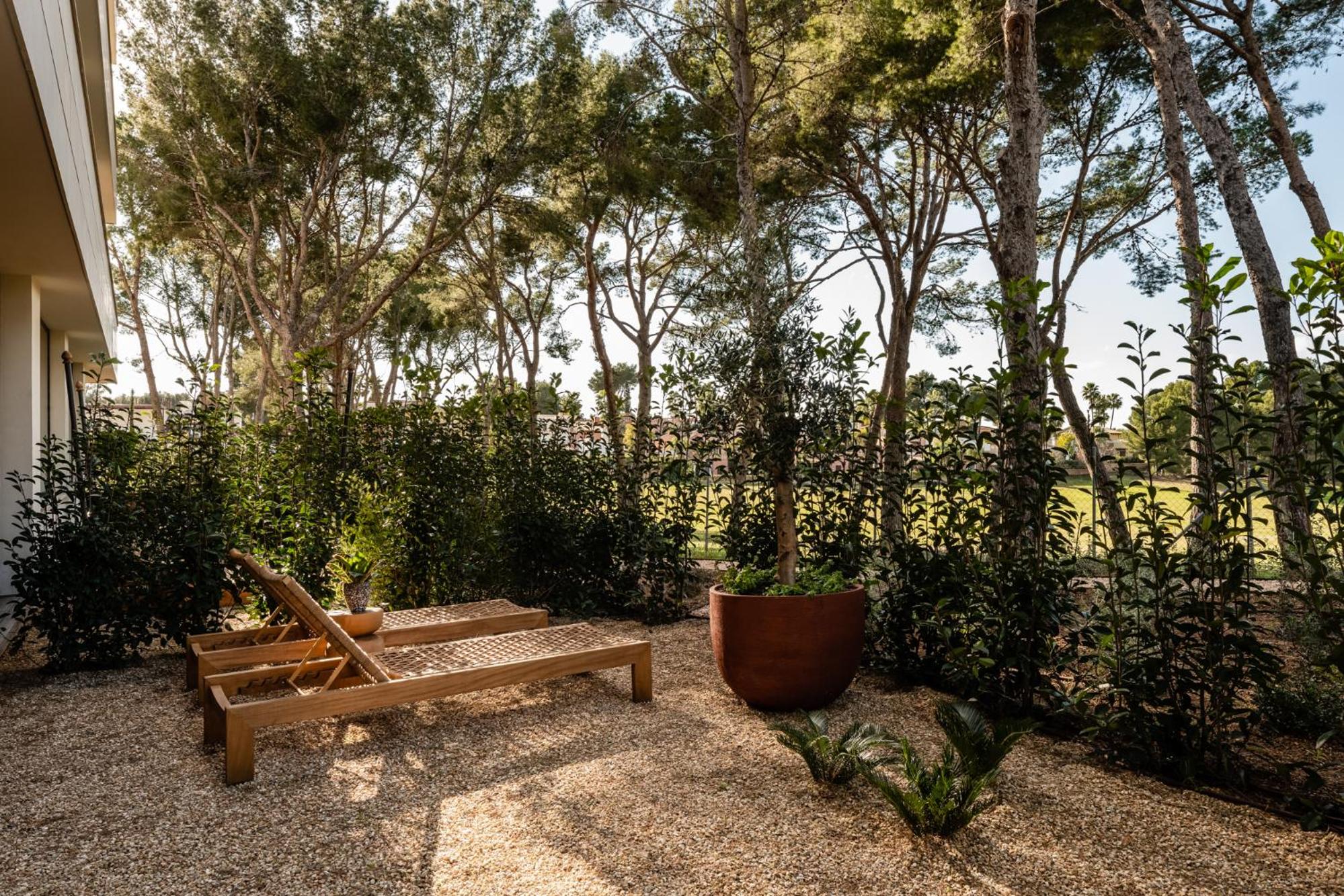 King Room with Private Garden - Photo 5