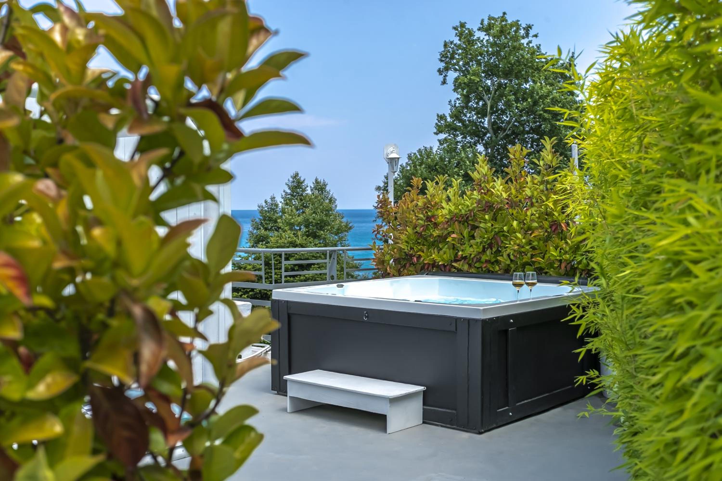Aegean Spa Split-Level Suite with Rooftop Jetted Tub & Sauna – Sea View - Photo 8