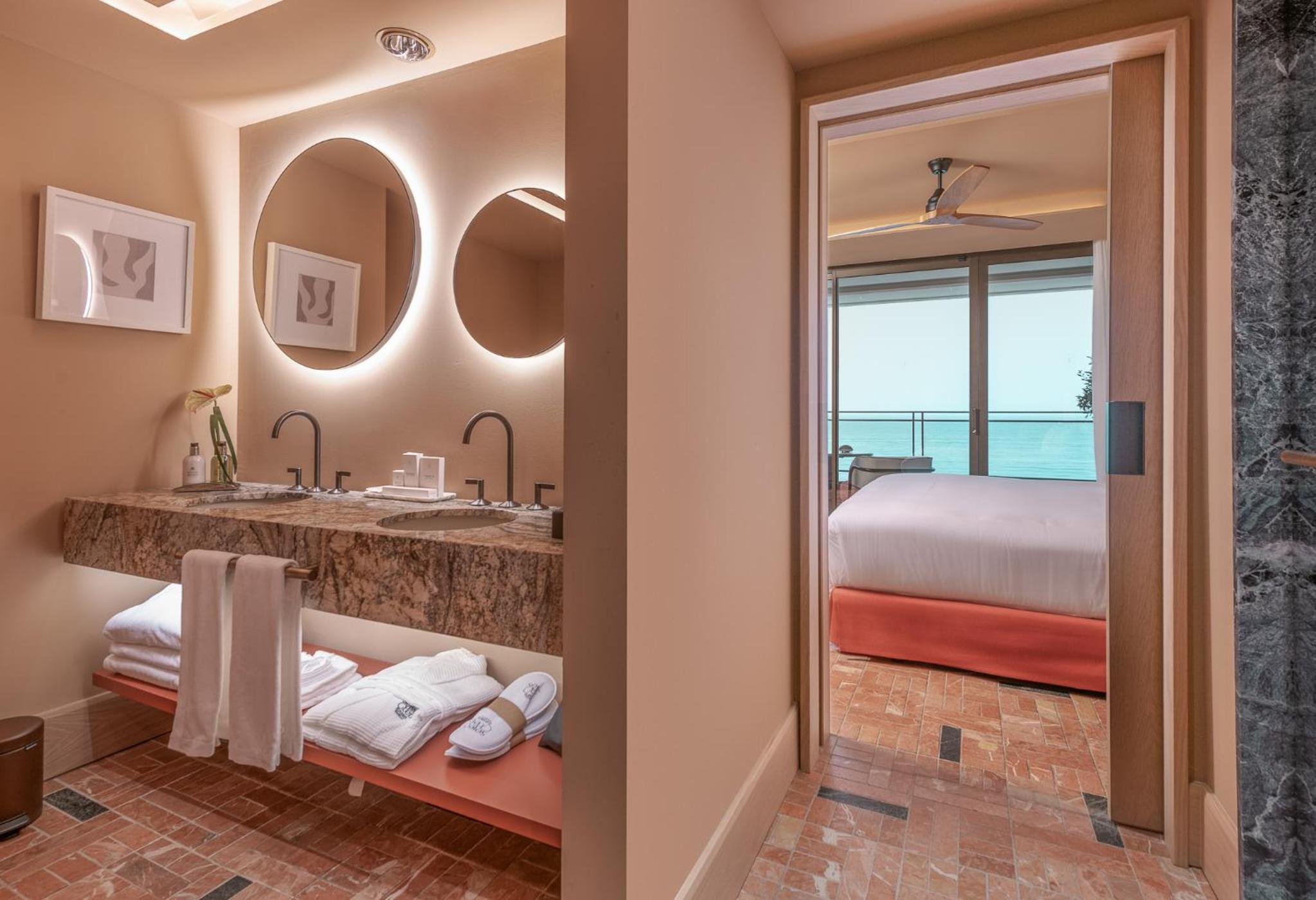 Double or Twin Room with Sea View thumbnail 5