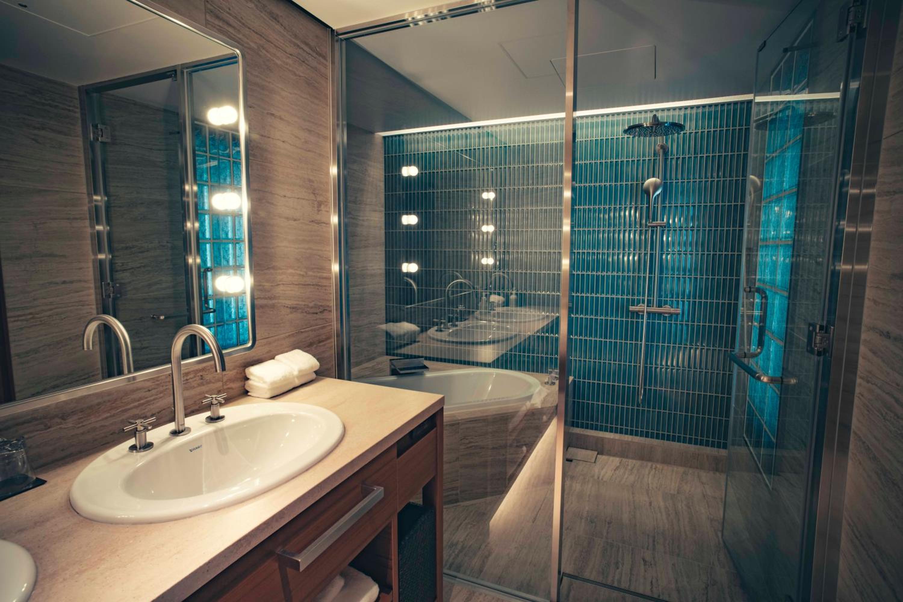 Corner Twin Suite with City View