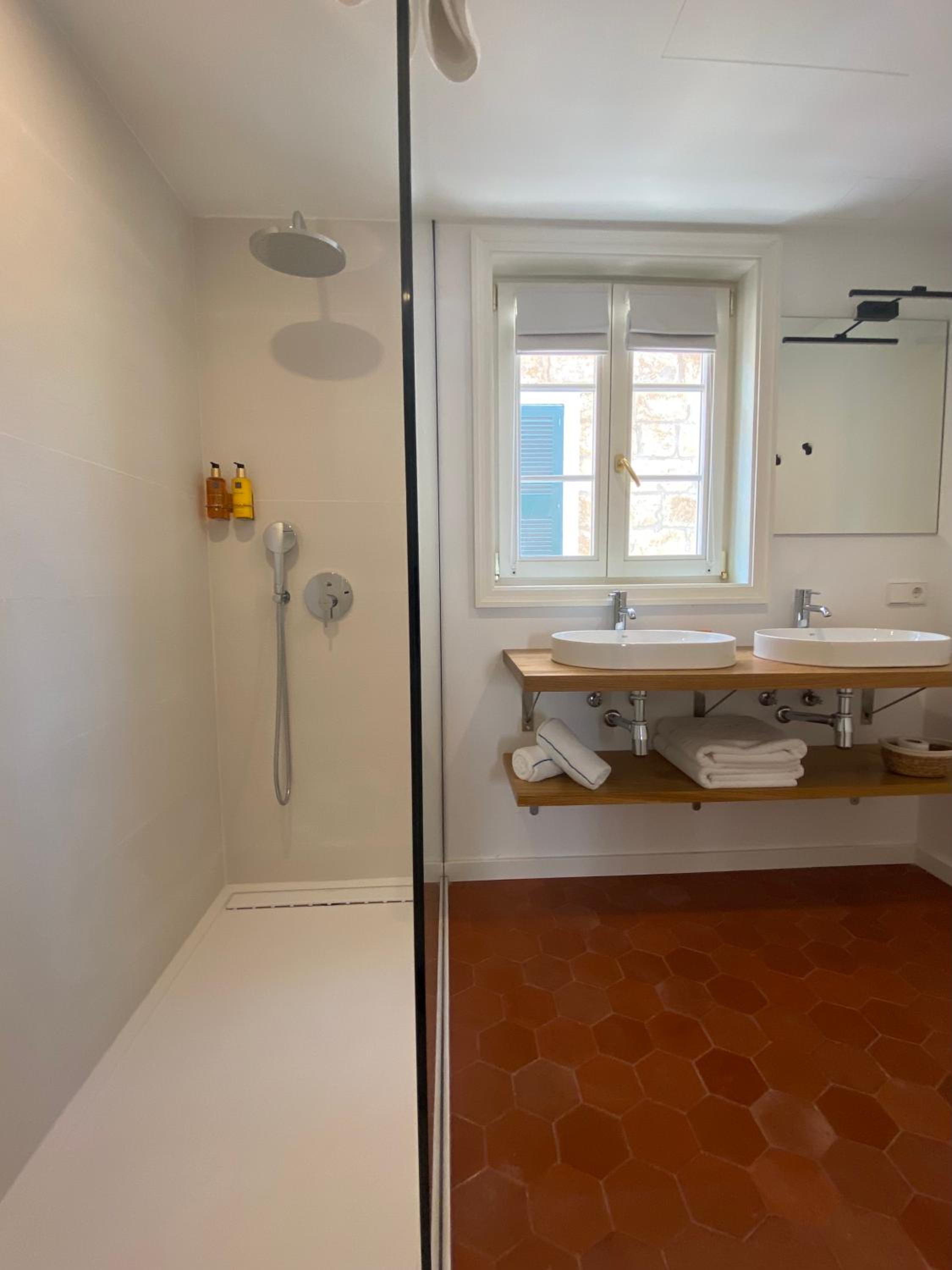 Deluxe Double Room with Balcony photo 3