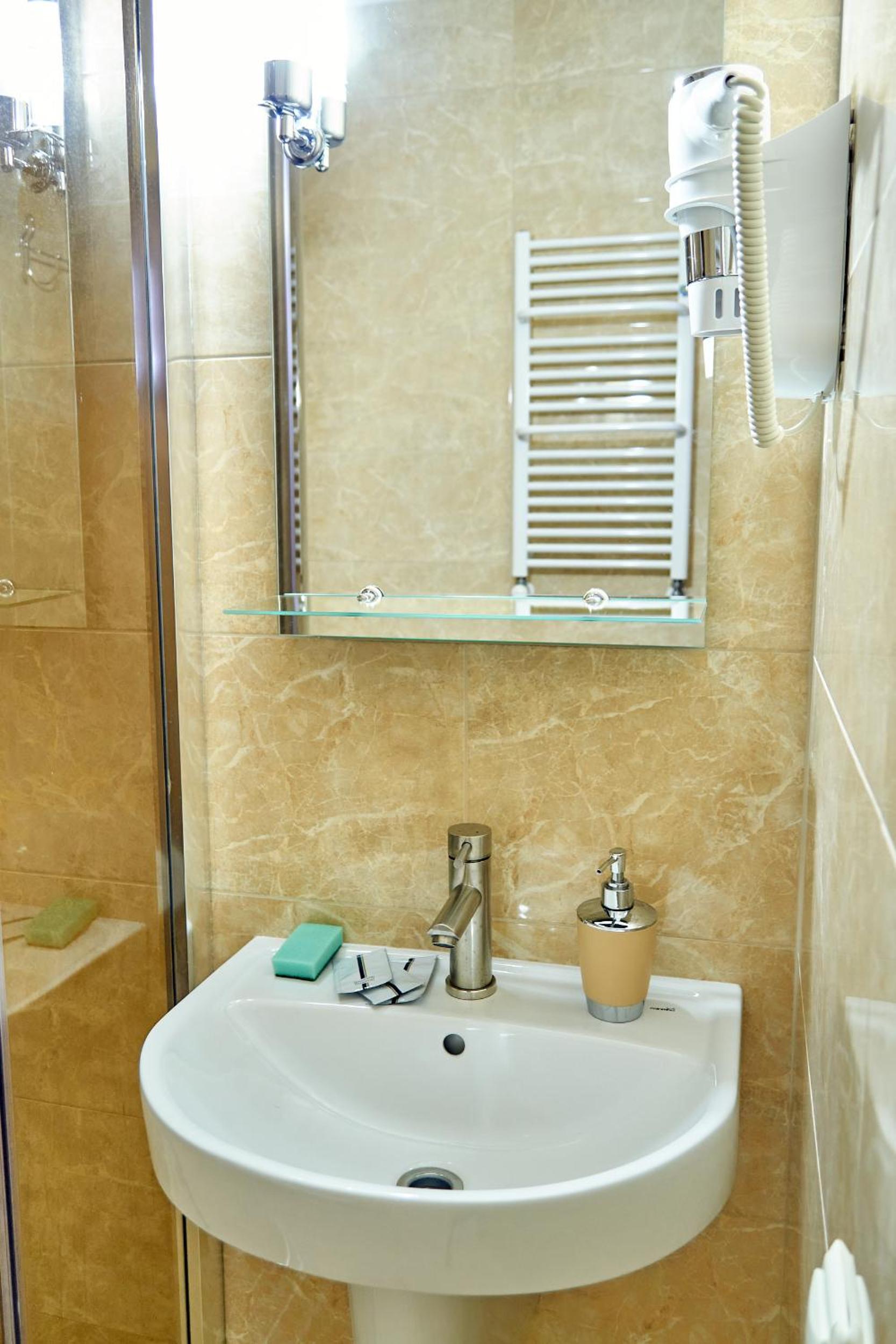 Family Room with Private Bathroom photo 2