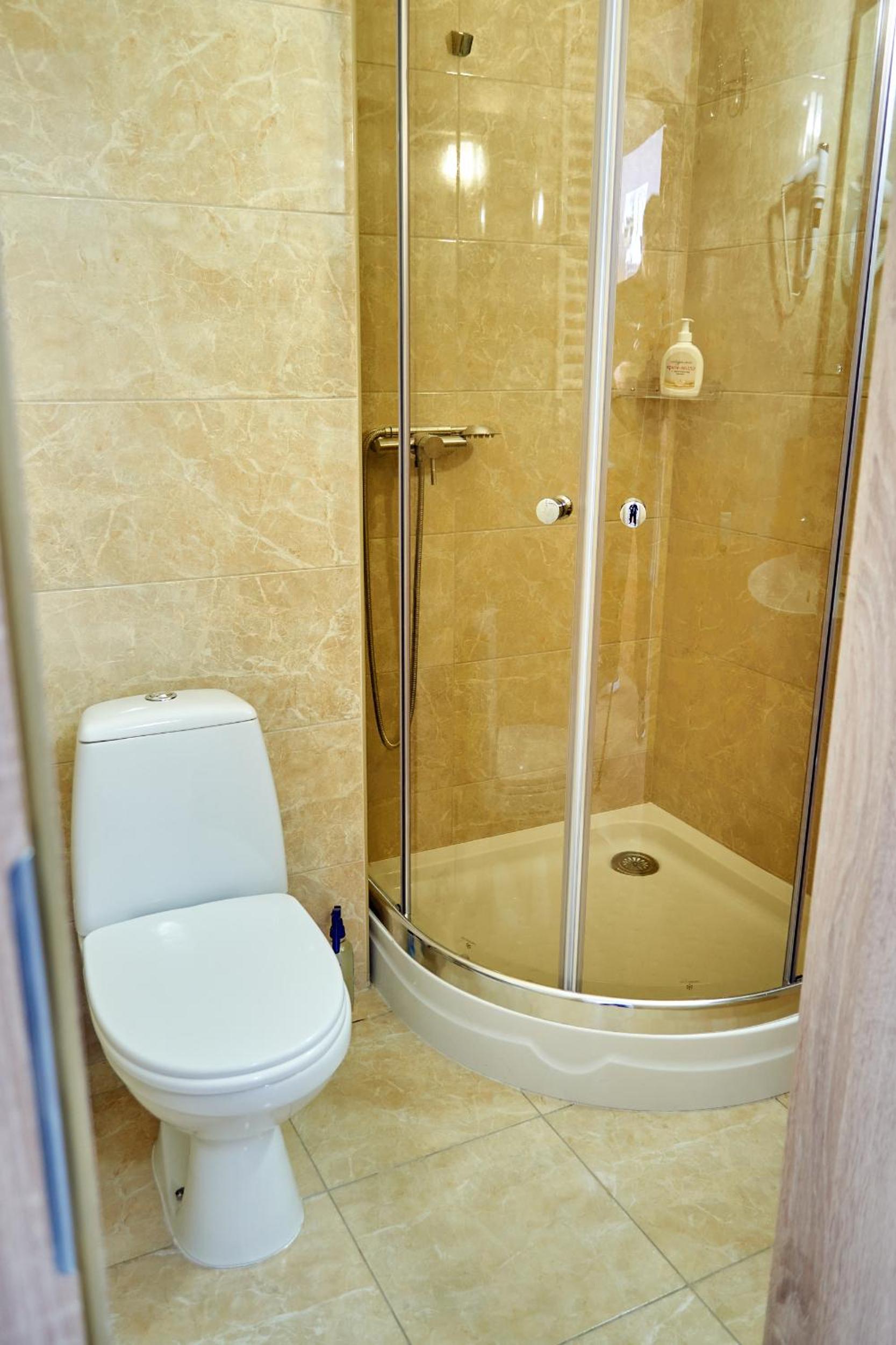 Family Room with Private Bathroom photo 2