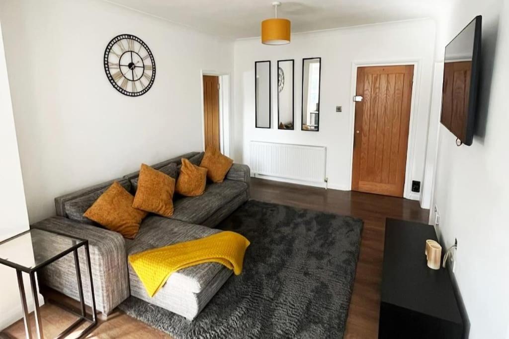 One-Bedroom Apartment photo 1