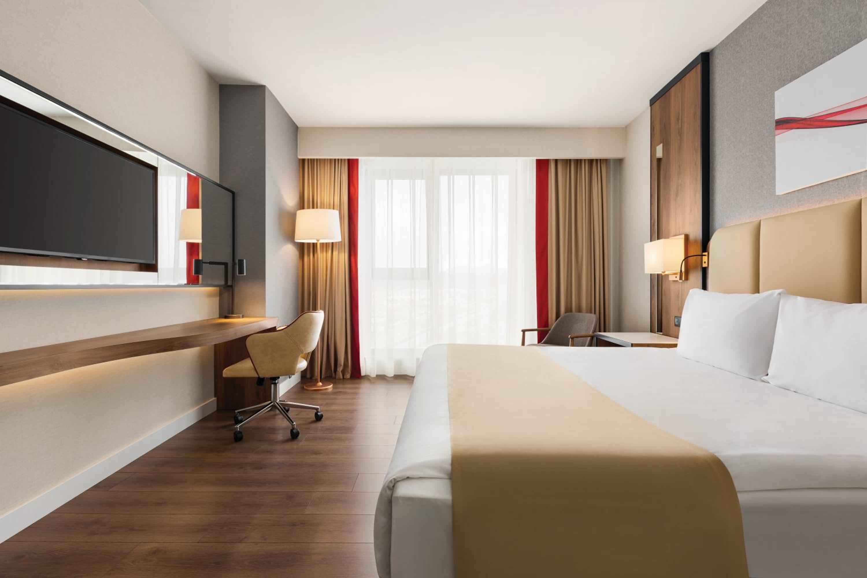 Deluxe King Room - Non-Smoking - Photo 4