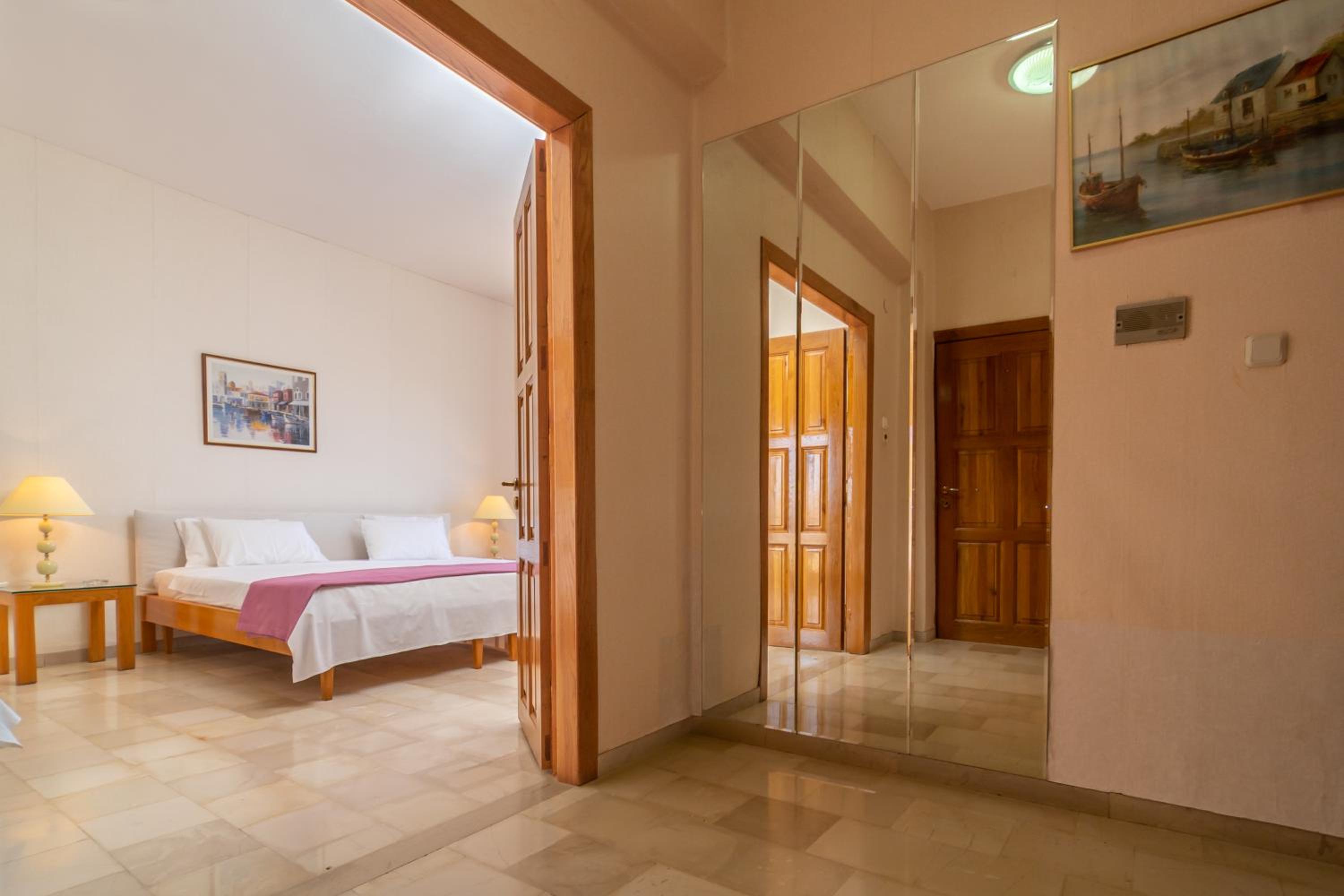 Double Room with Balcony - Photo 4