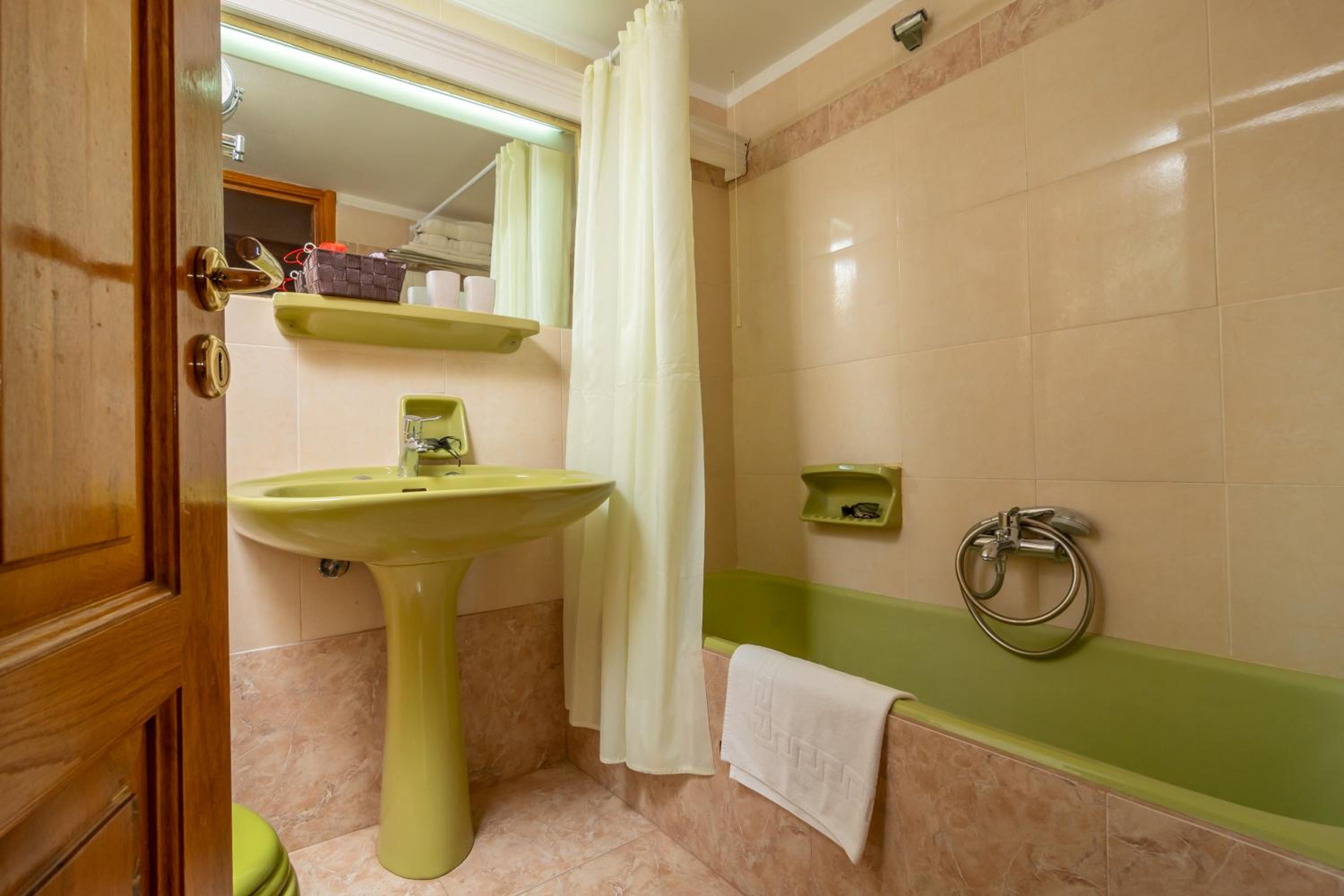Double Room with Balcony - Photo 3