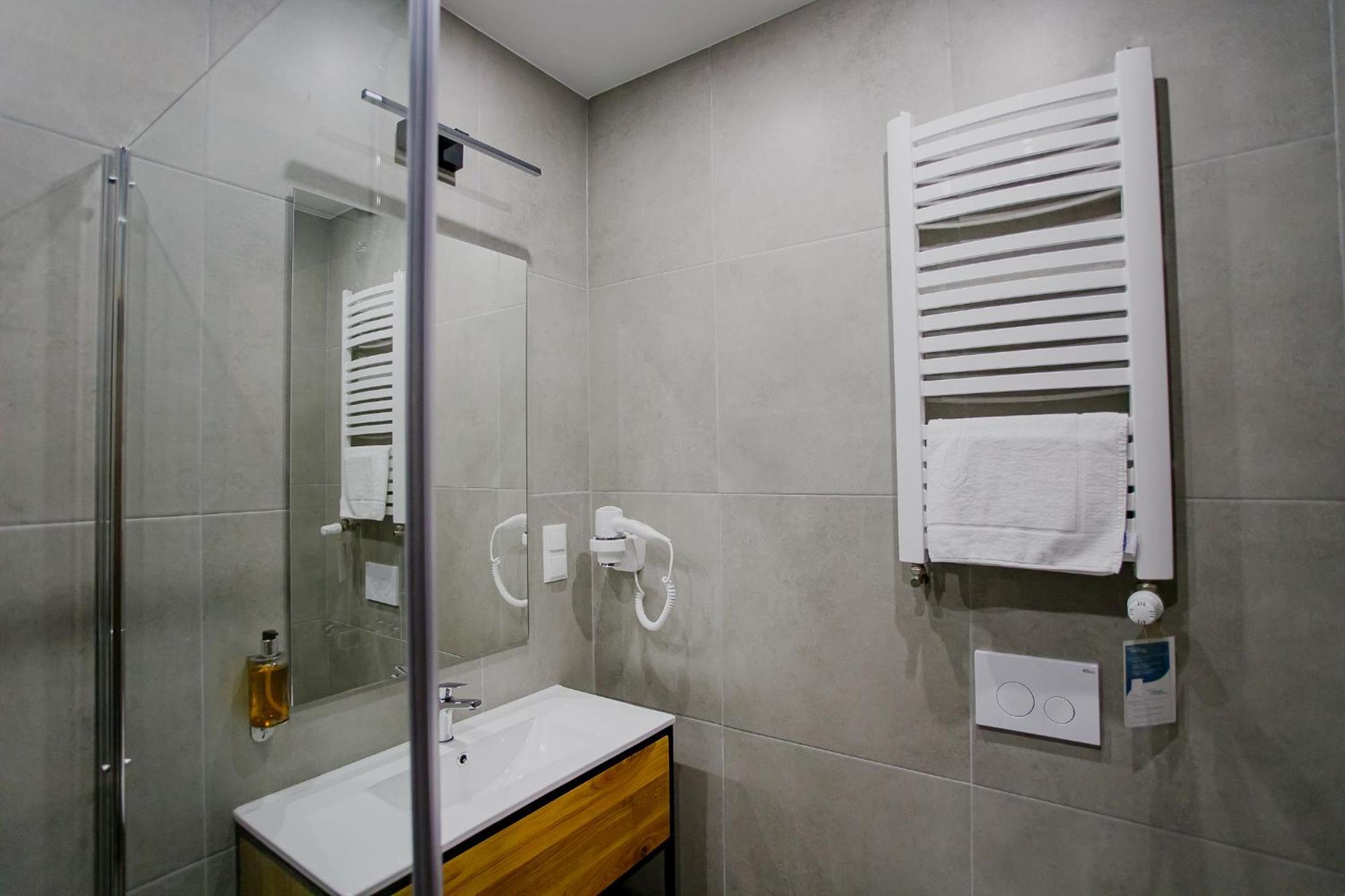 Double or Twin Room - Photo 8