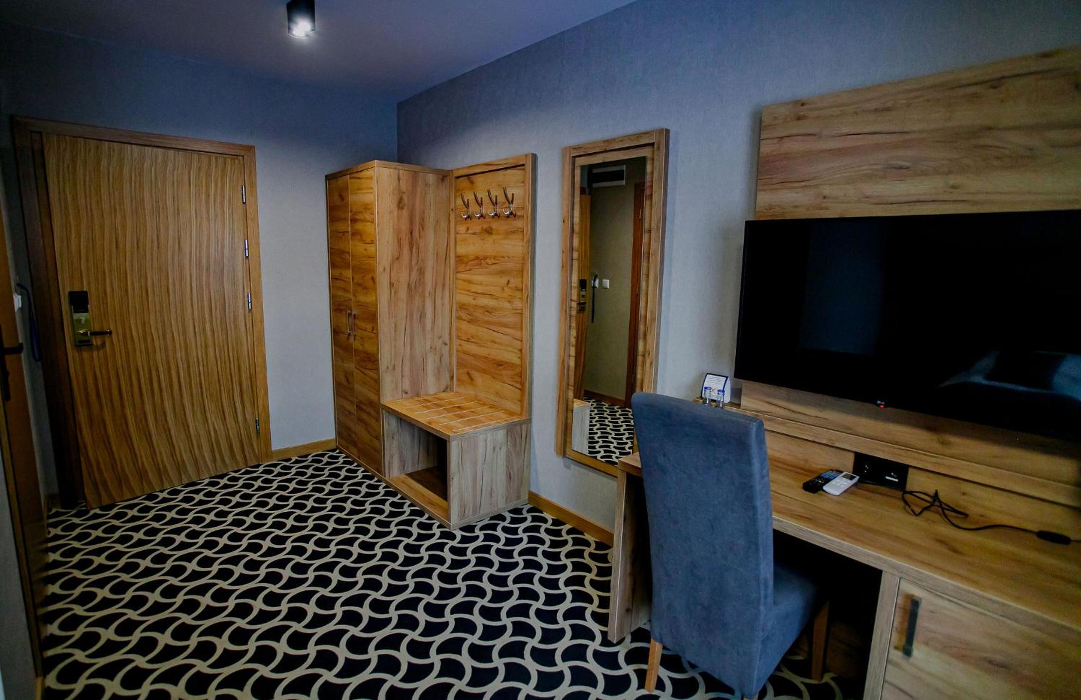 Double or Twin Room - Photo 9