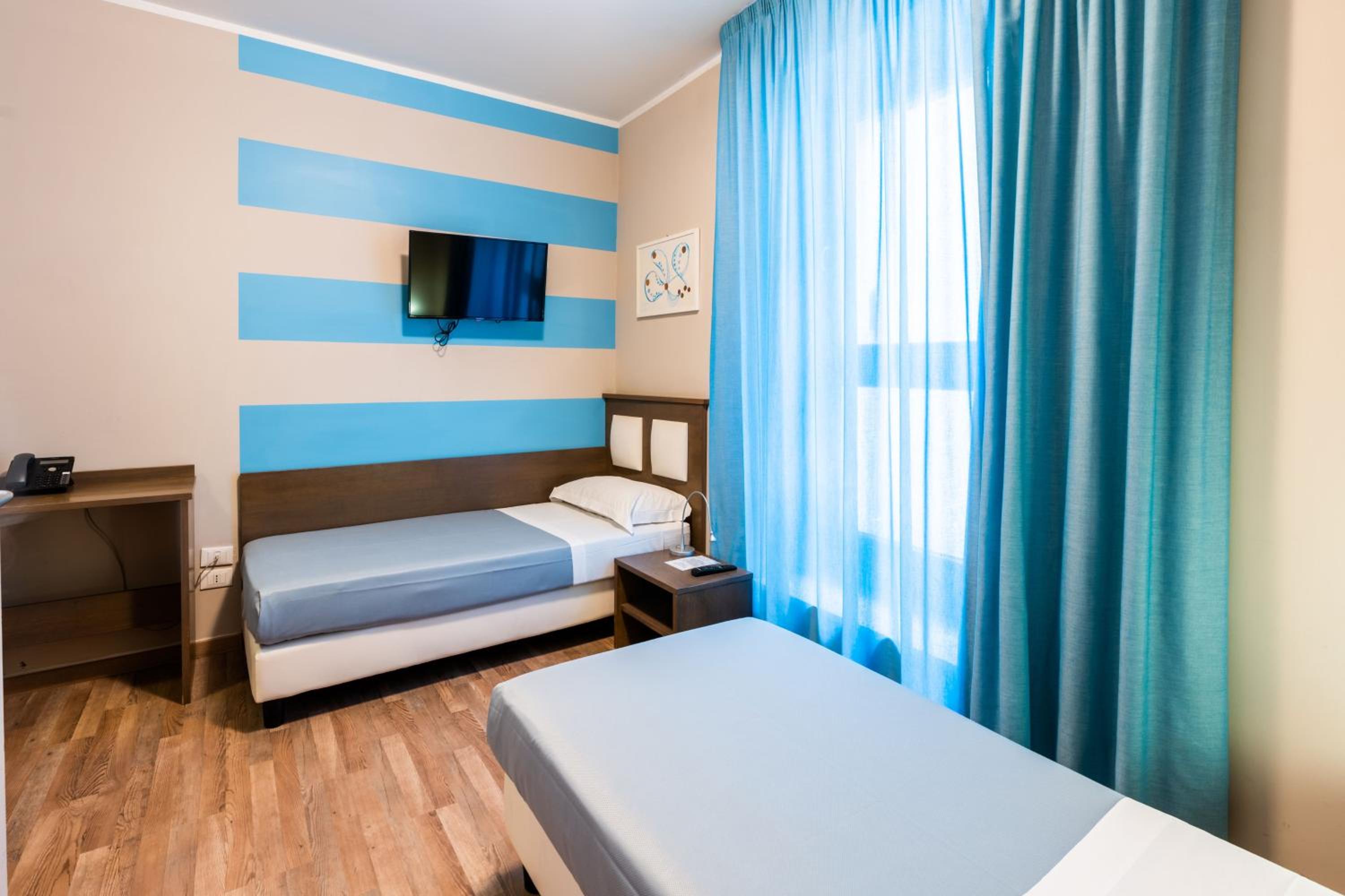 Twin Room - Photo 2