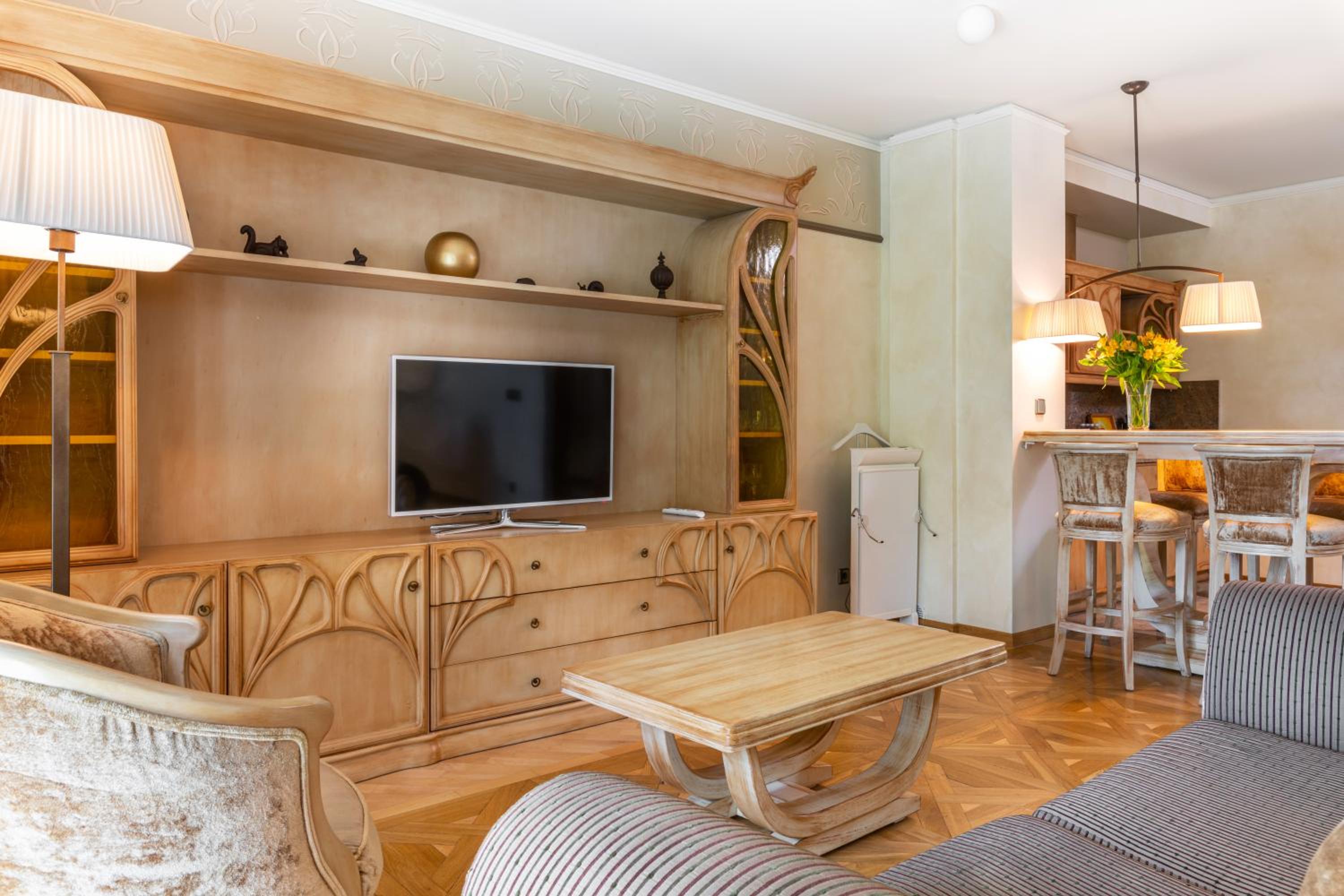 Deluxe One-Bedroom Apartment with Spa Access - Photo 12