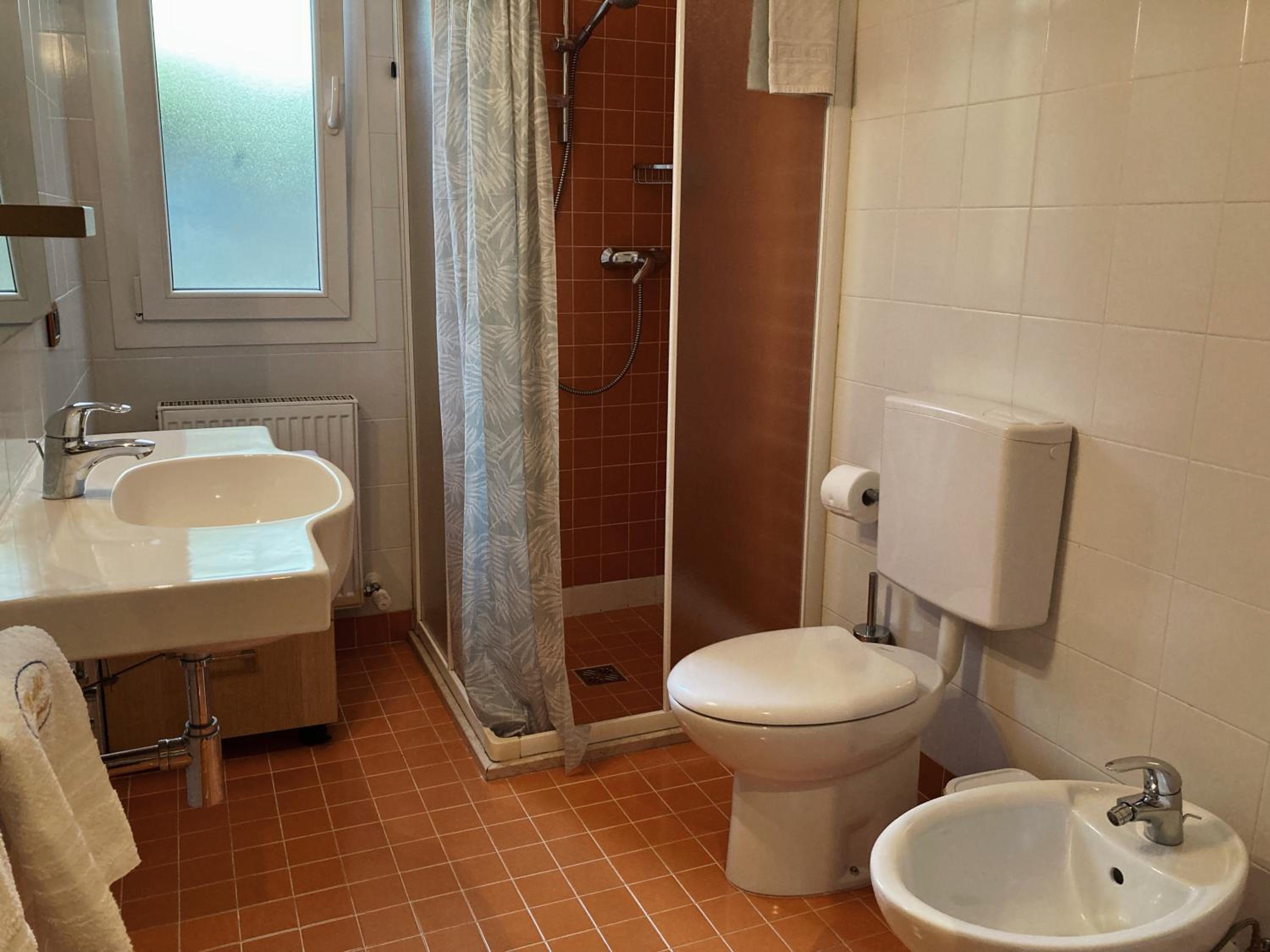 One-Bedroom Apartment - Photo 2