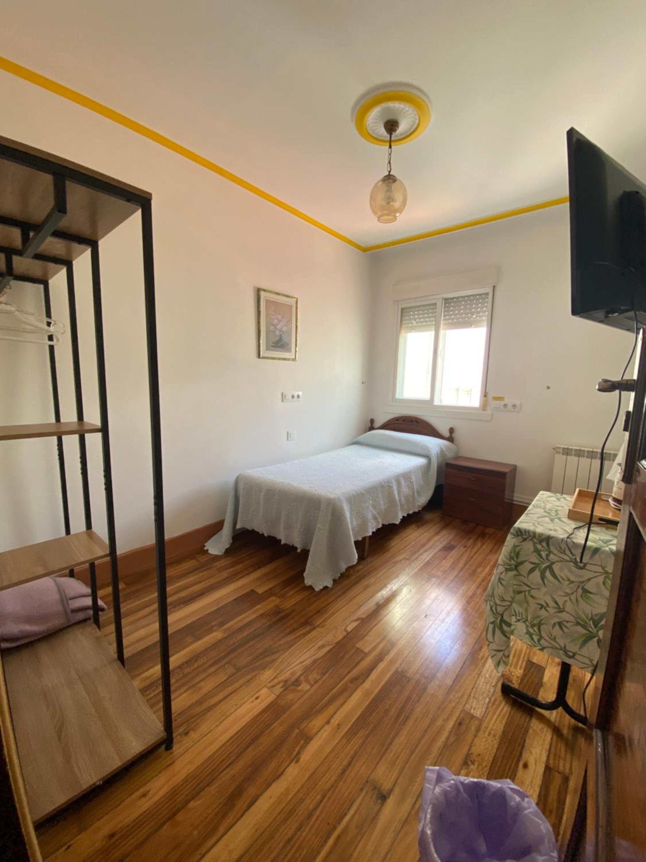 Single Room with Shared Bathroom photo 3