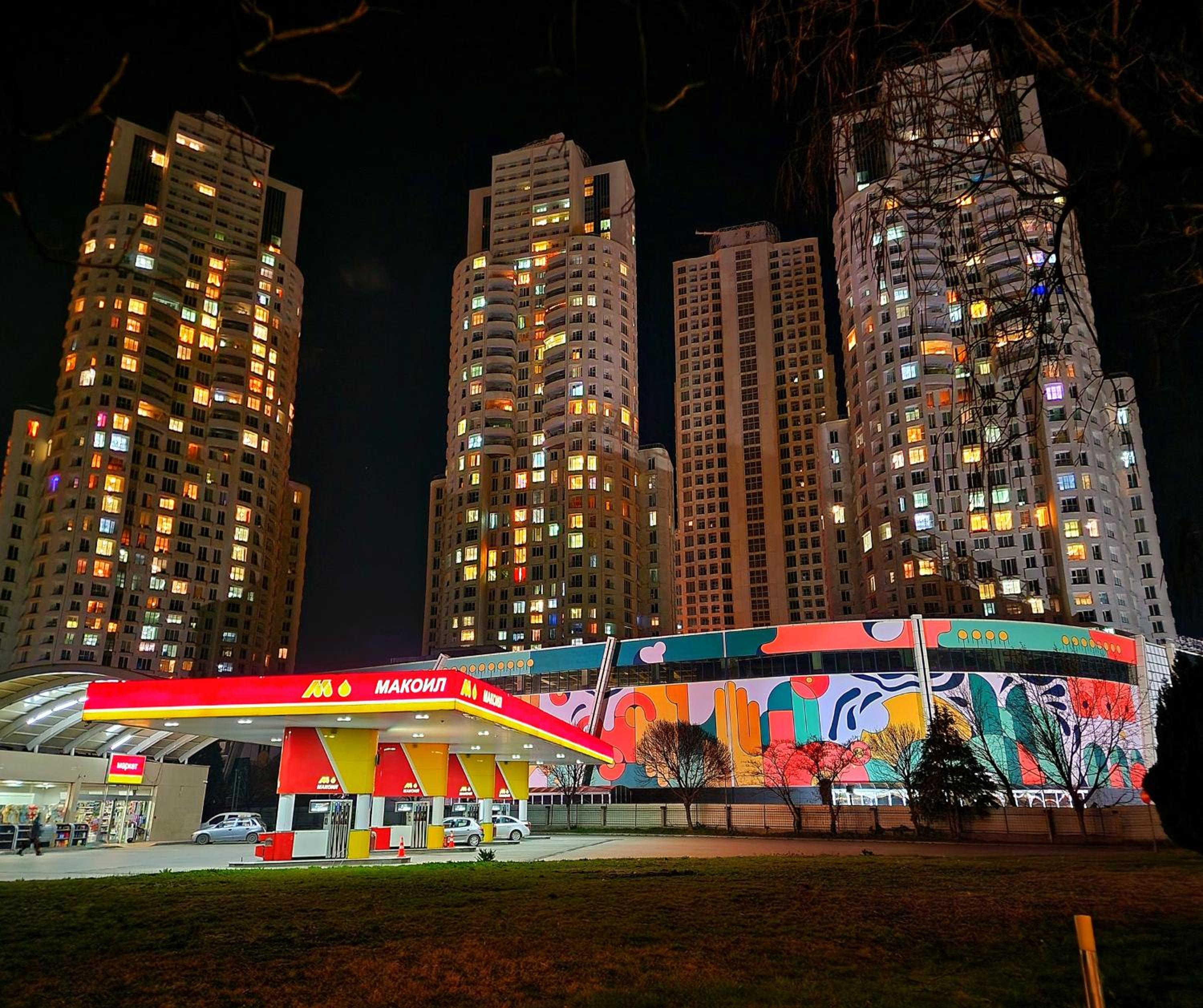 带阳台和城市景观的一卧室公寓