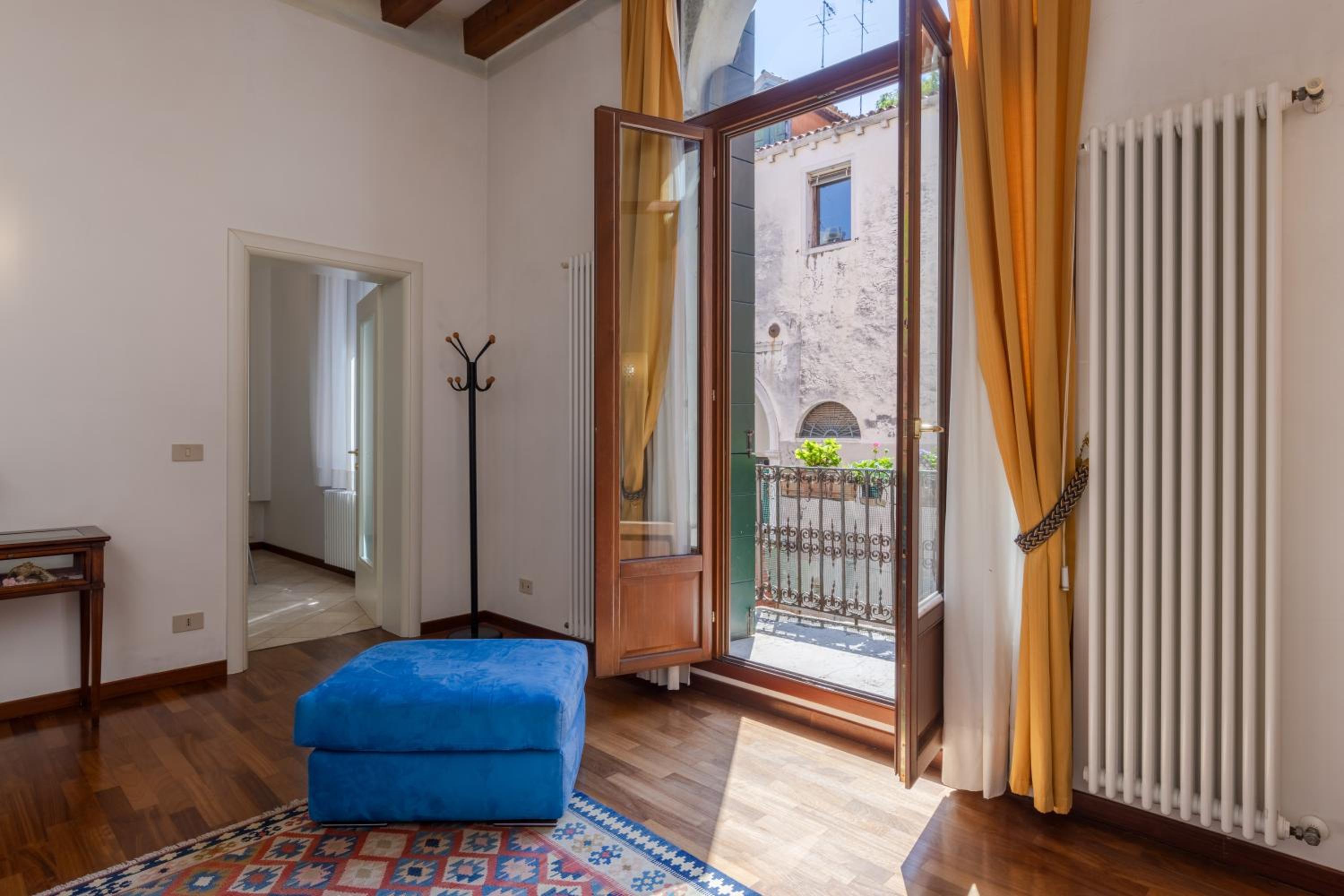 One-Bedroom Suite with Canal View photo 2
