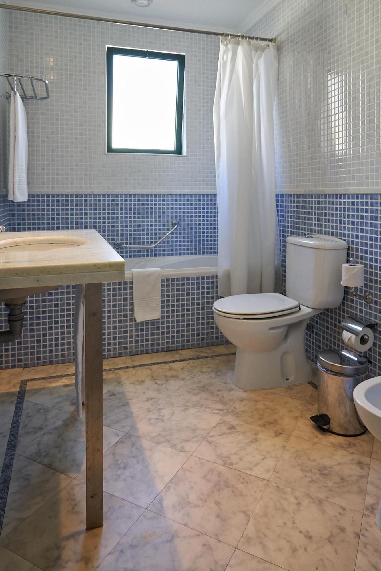 Deluxe Double or Twin Room with City View - Photo 3