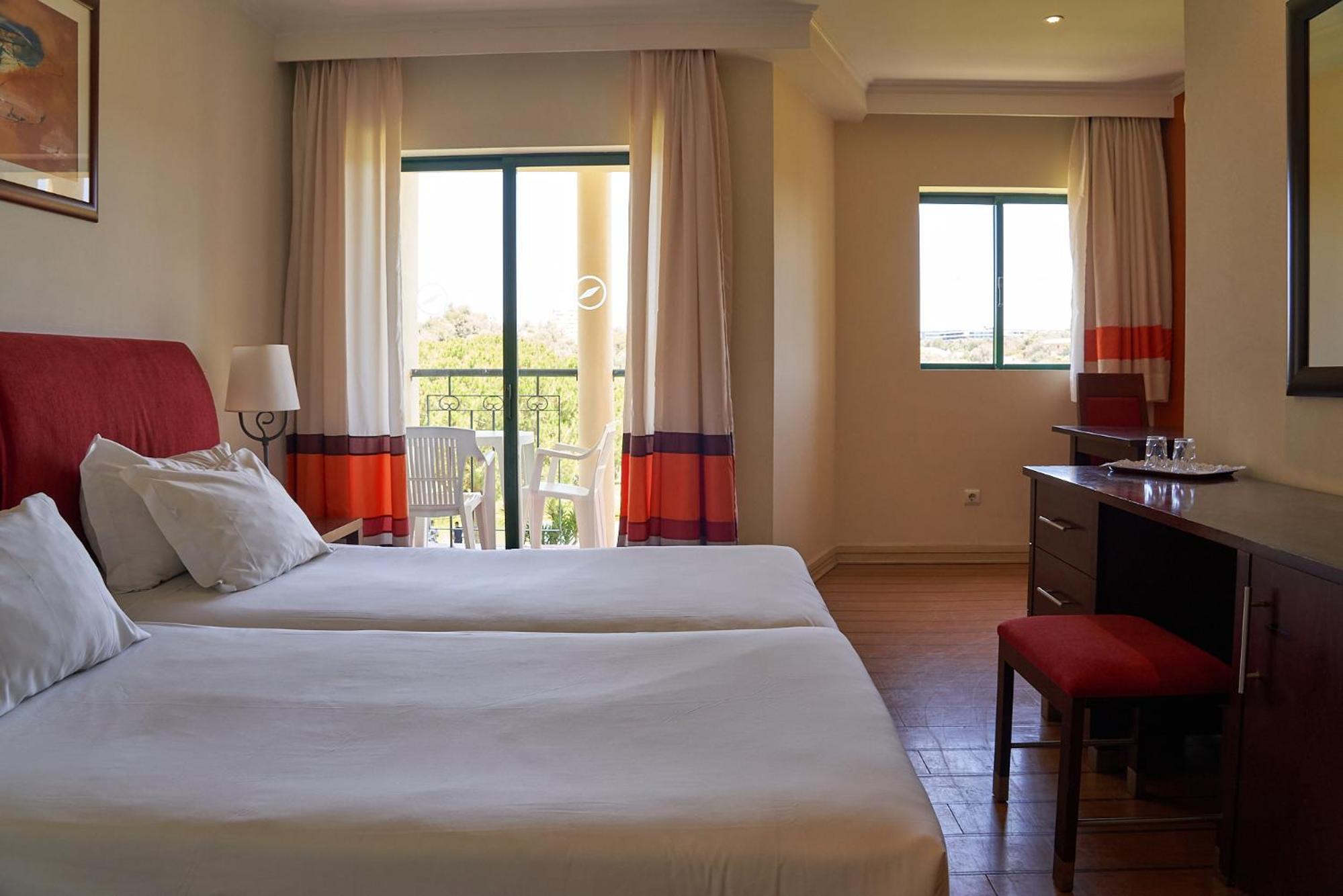 Deluxe Double or Twin Room with Pool View - Photo 4