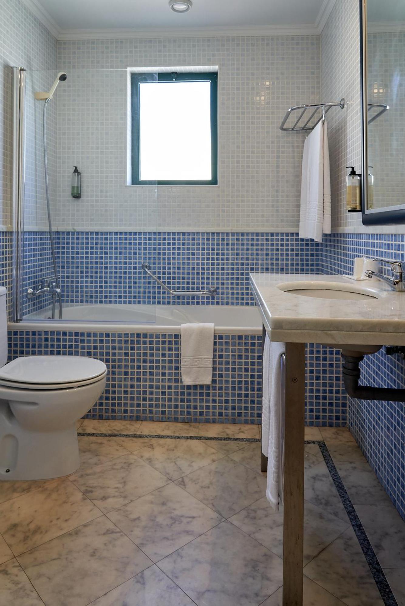 Deluxe Double or Twin Room with Pool View - Photo 2