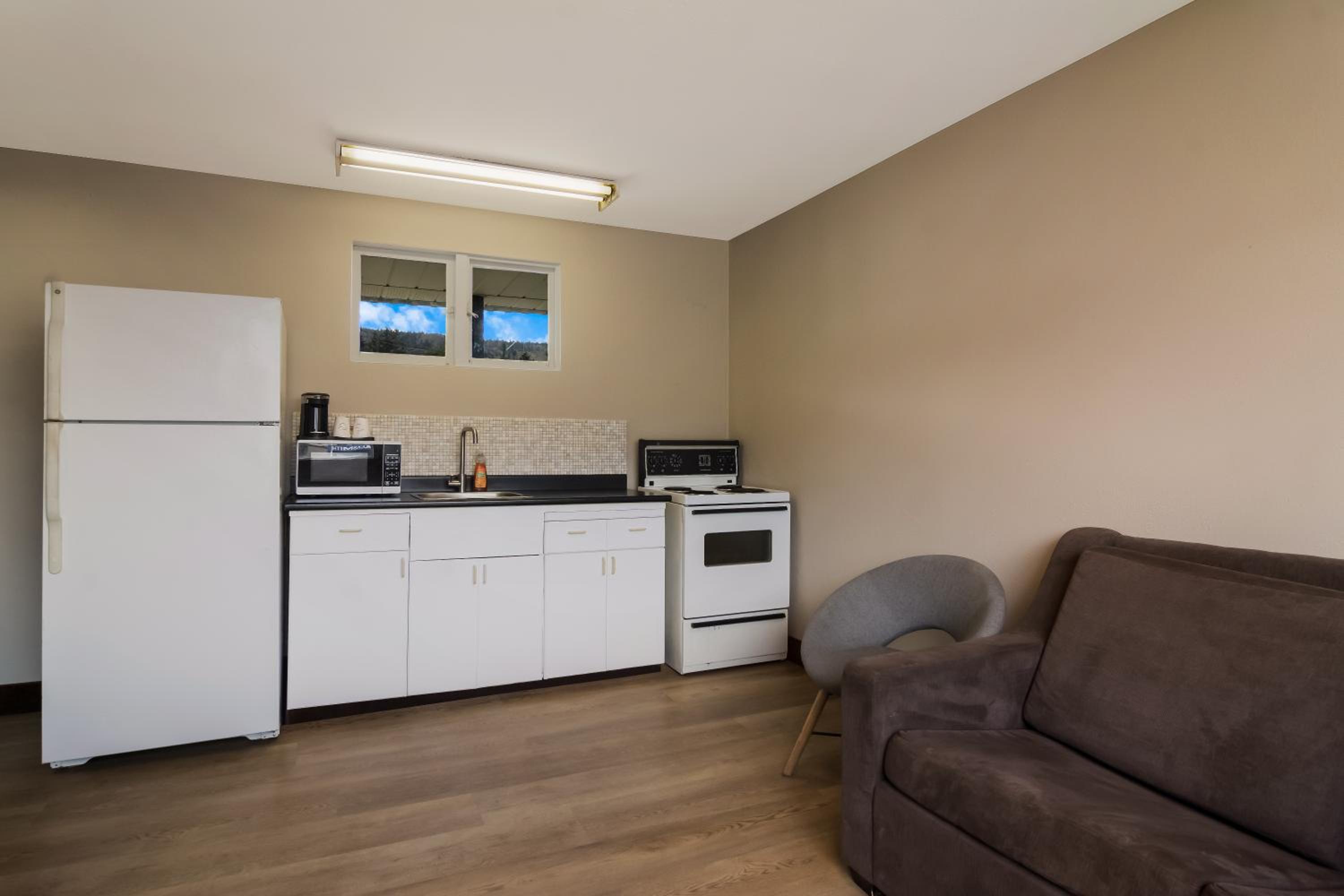 Queen Suite - Photo 3