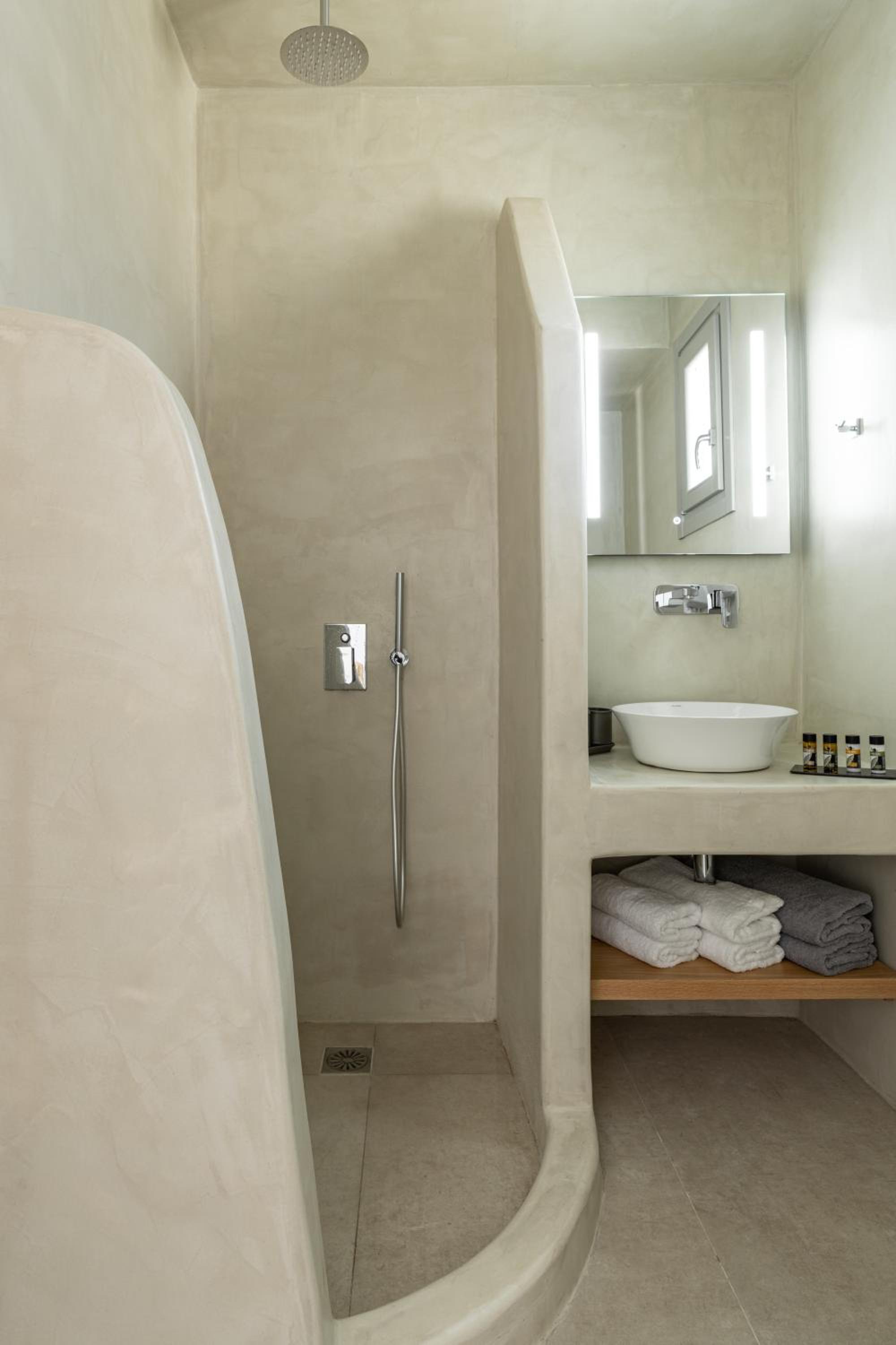 Suite - Photo 11