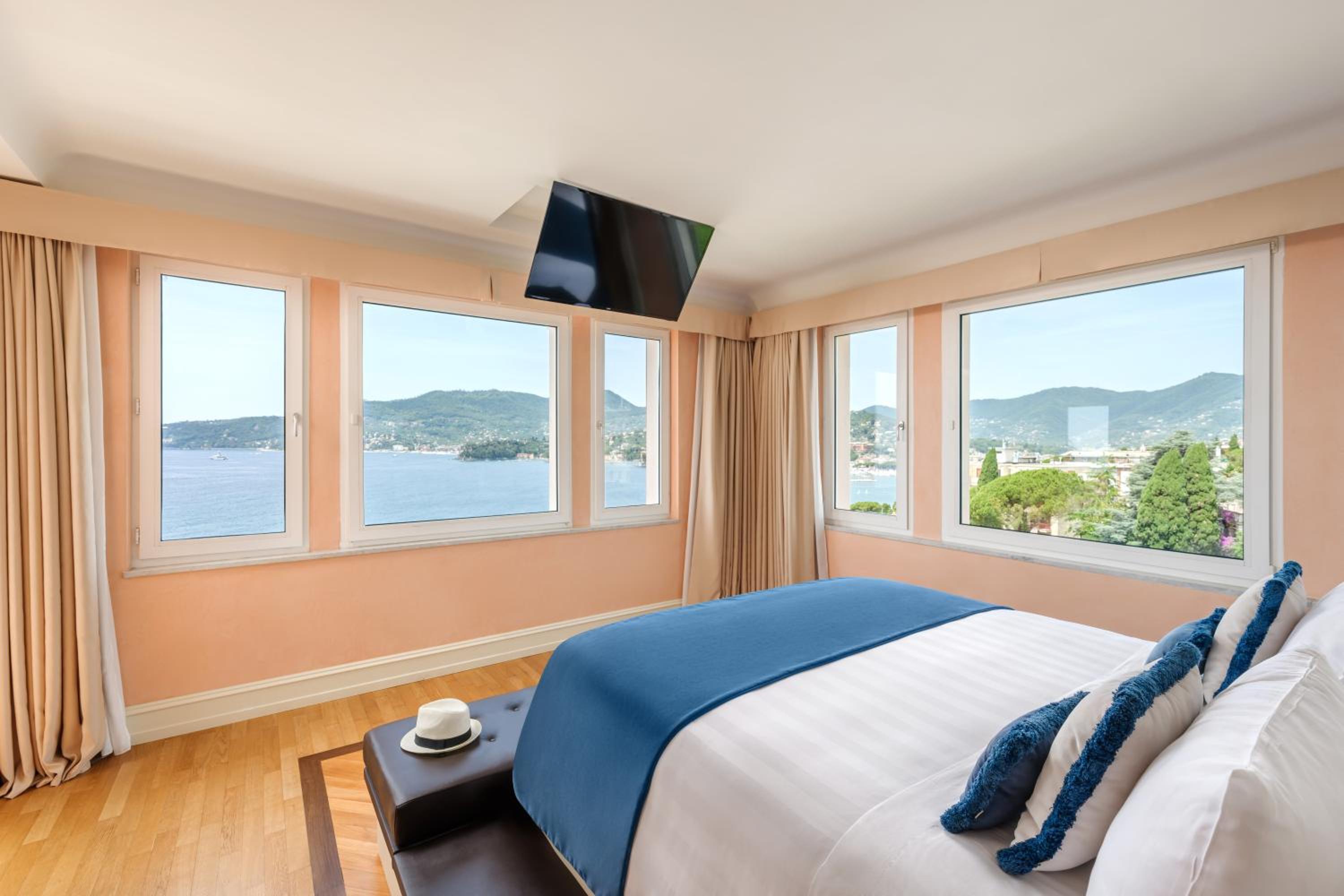 Panoramic Two-Bedroom Suite with Terrace - Photo 5