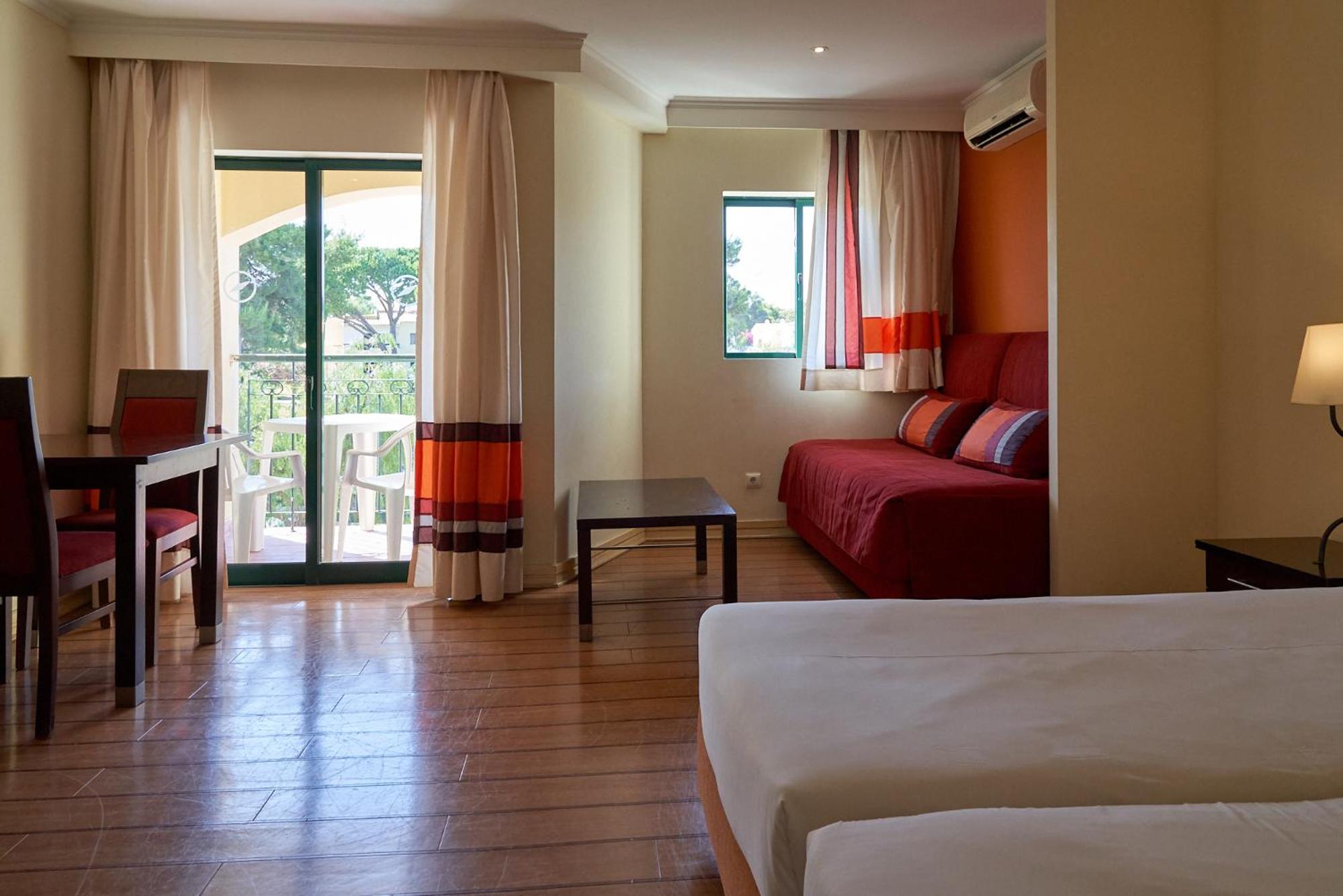 Junior Suite with Balcony - Photo 3