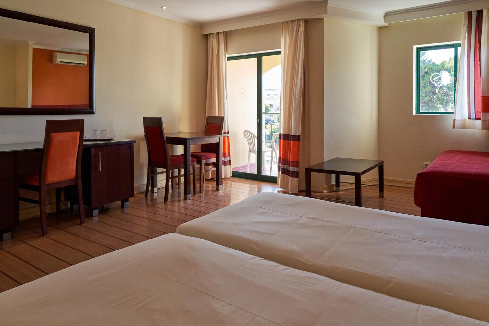 Junior Suite with Balcony - Photo 4