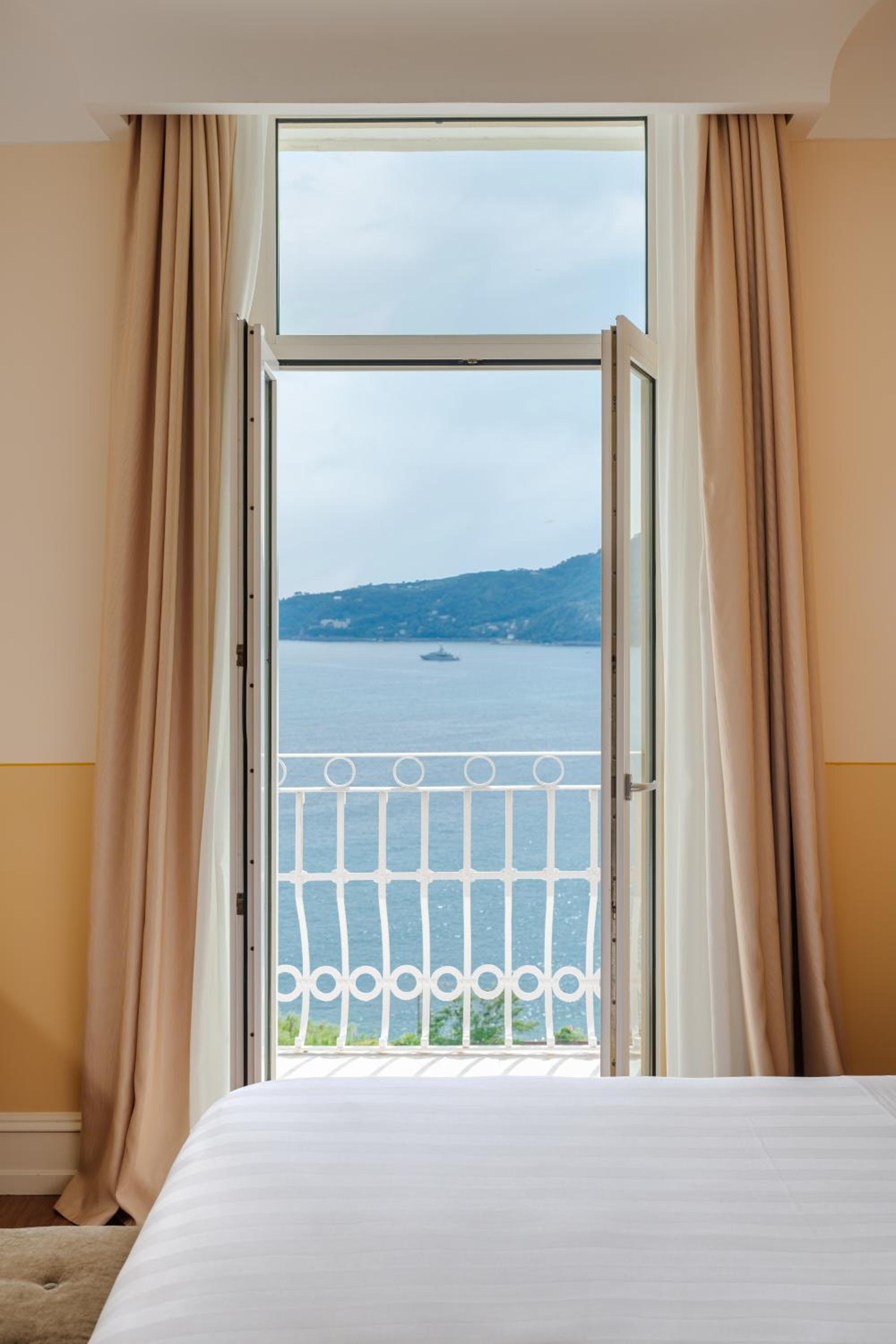 Deluxe Double Room with Sea View - Photo 3