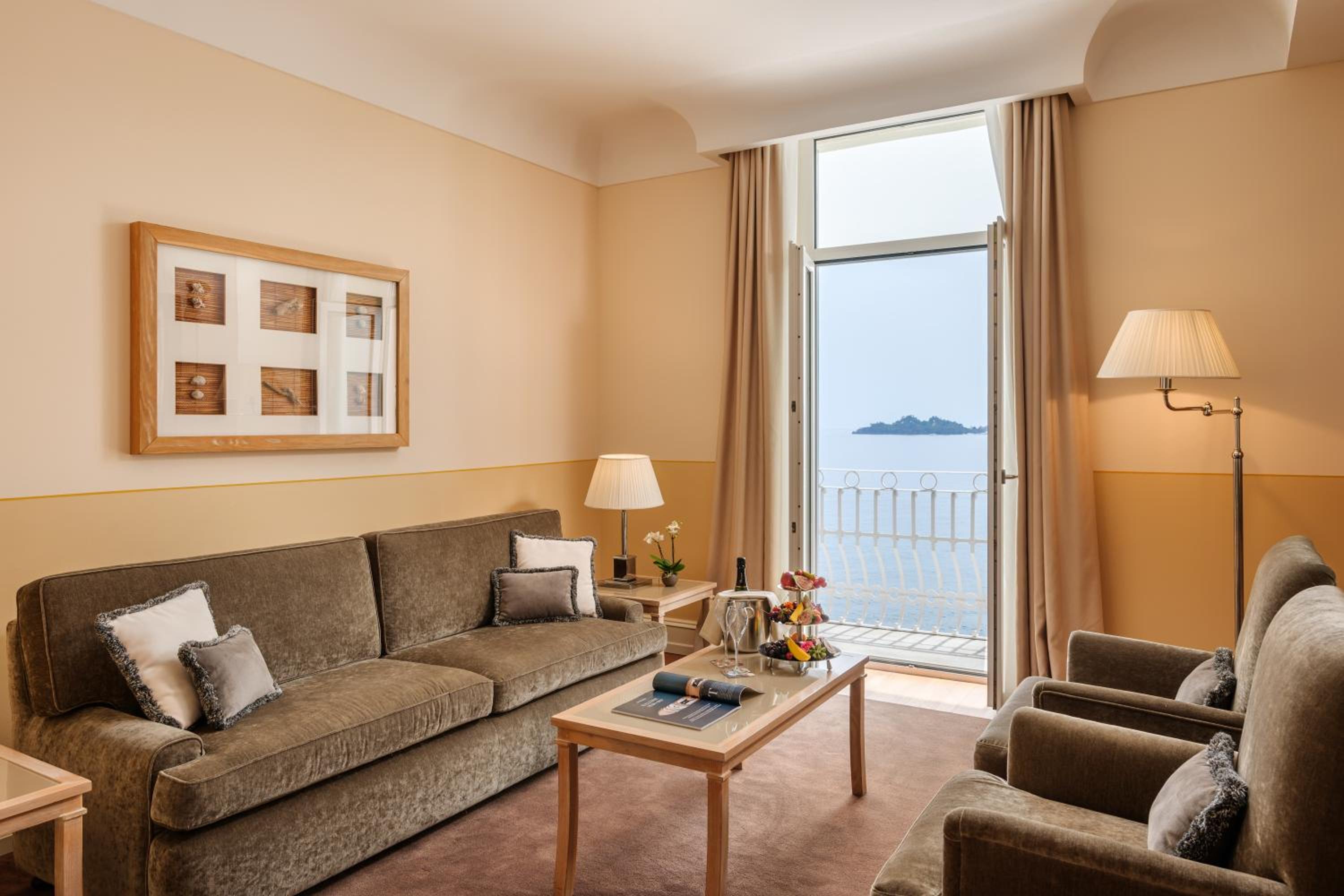 Deluxe Suite with Jacuzzi and Sea View  - Photo 4