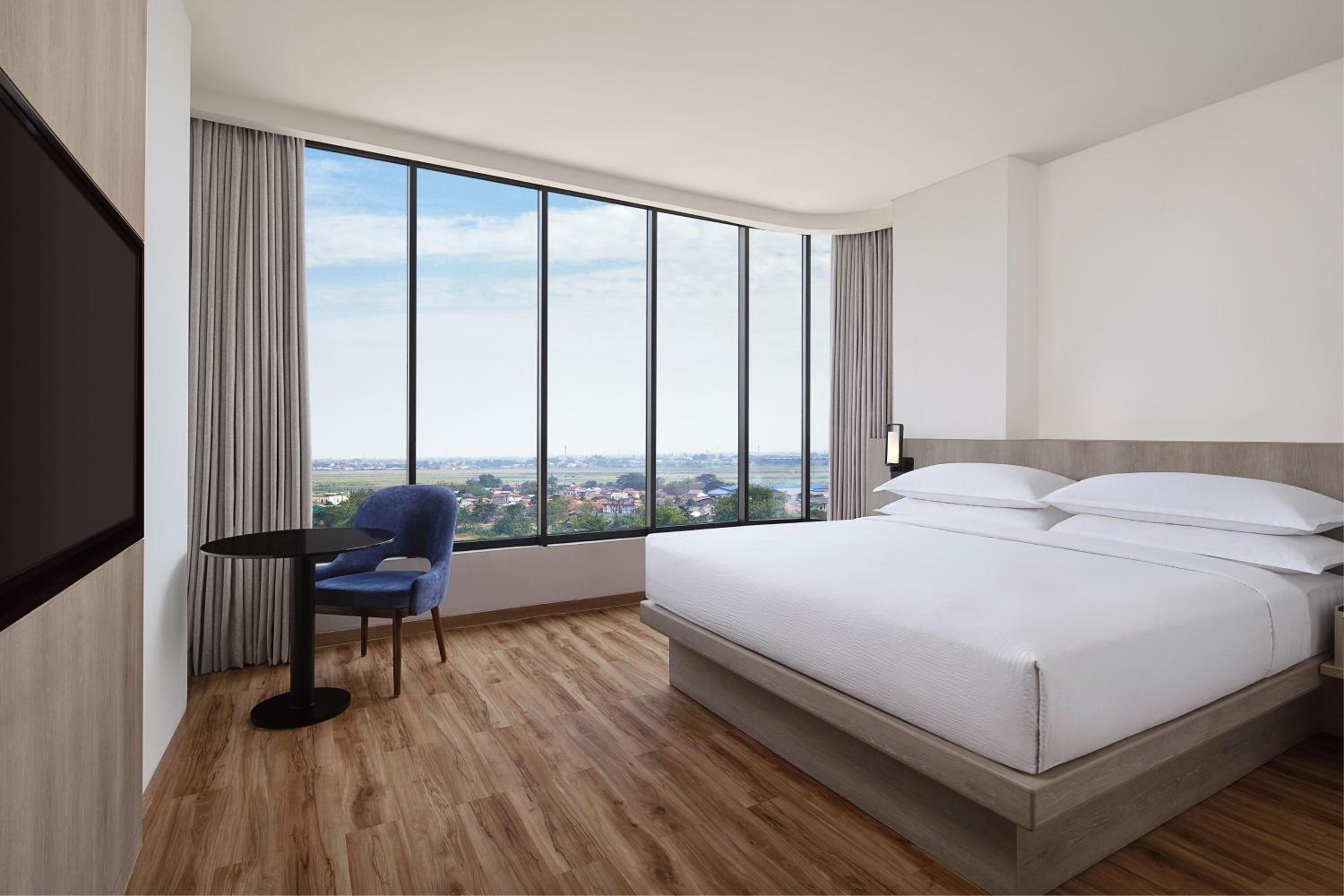 Deluxe Corner King Room with City View - Photo 4