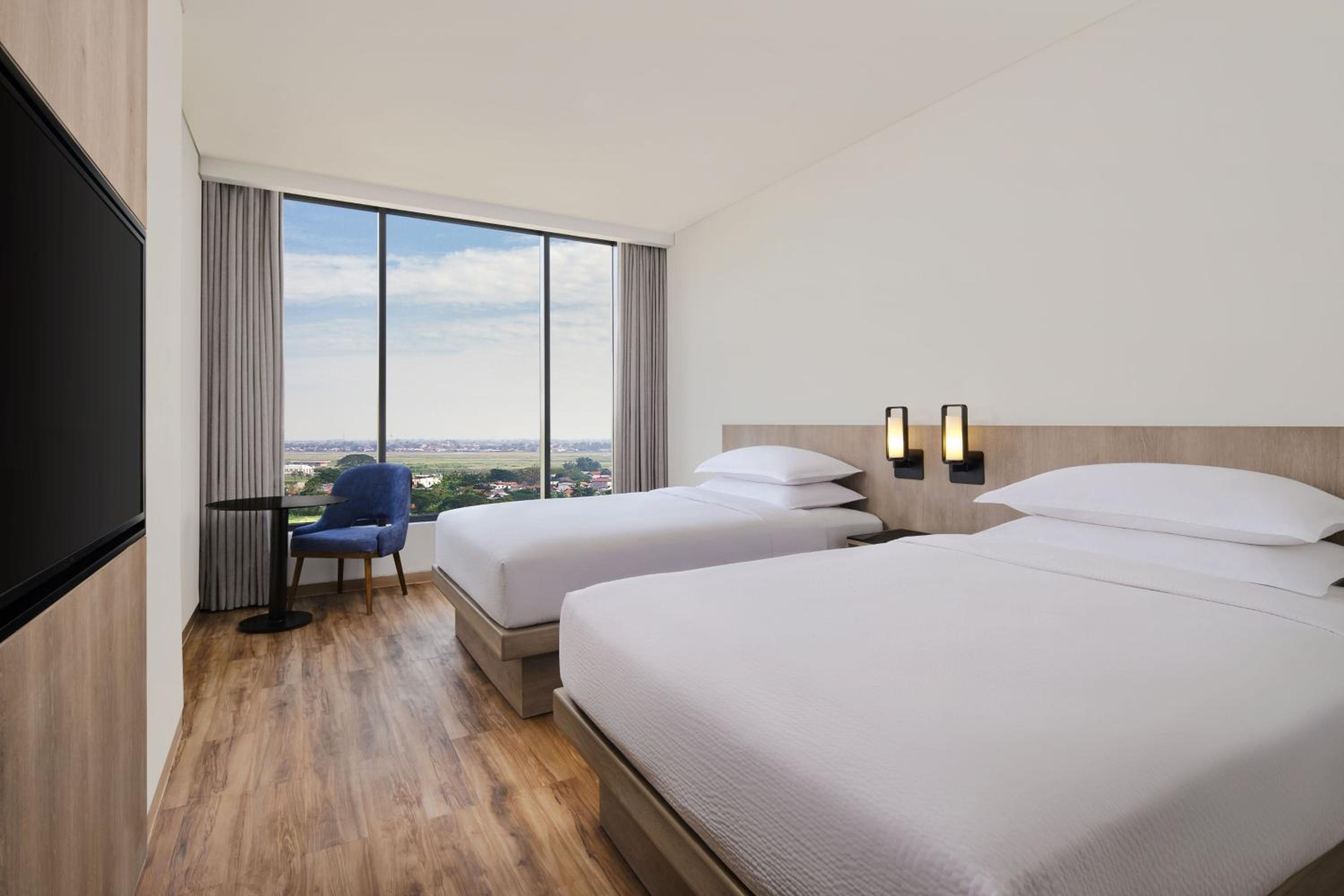 Deluxe Twin Room with City View - Photo 3