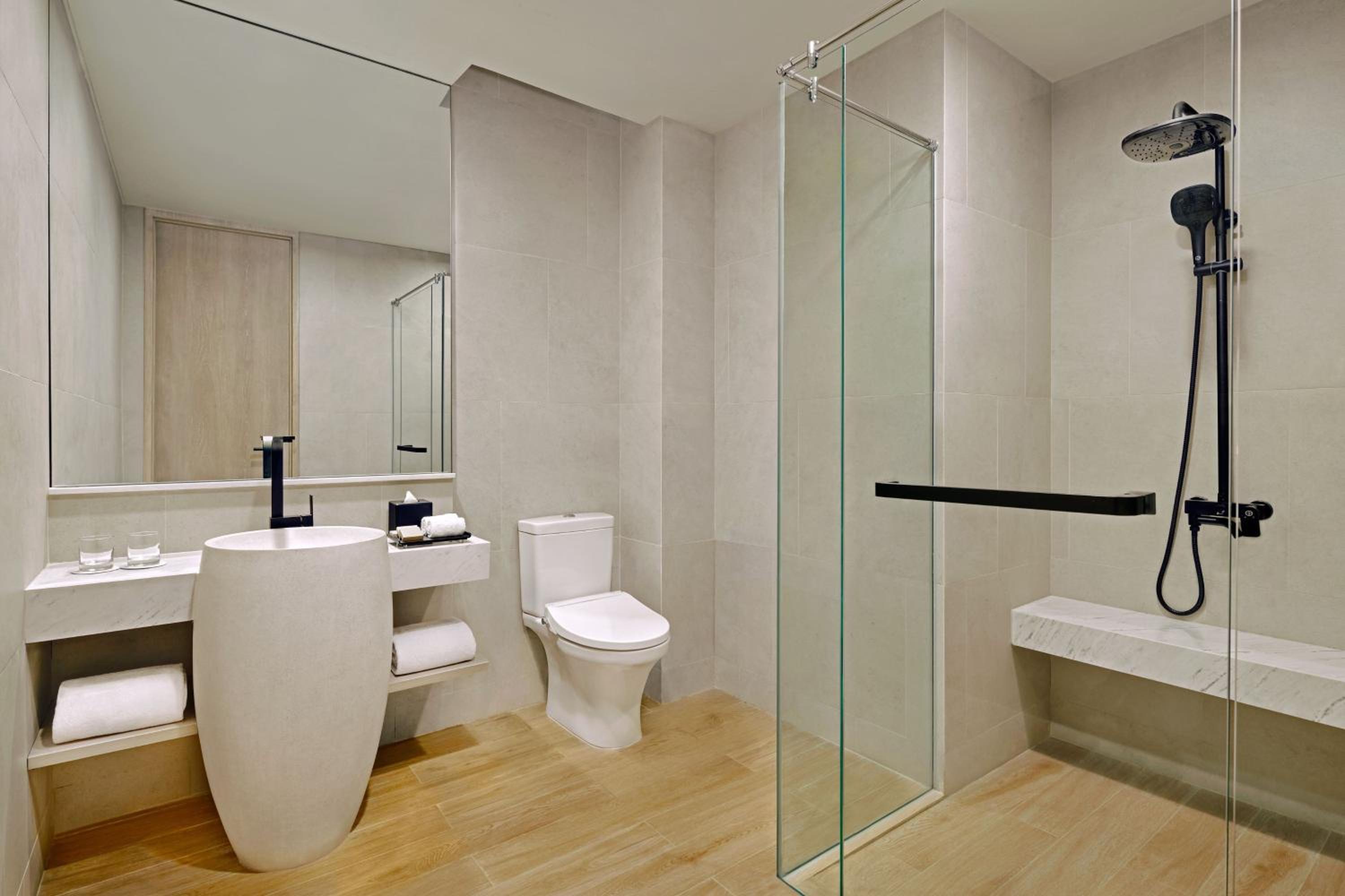 Deluxe Corner King Room with City View - Photo 5