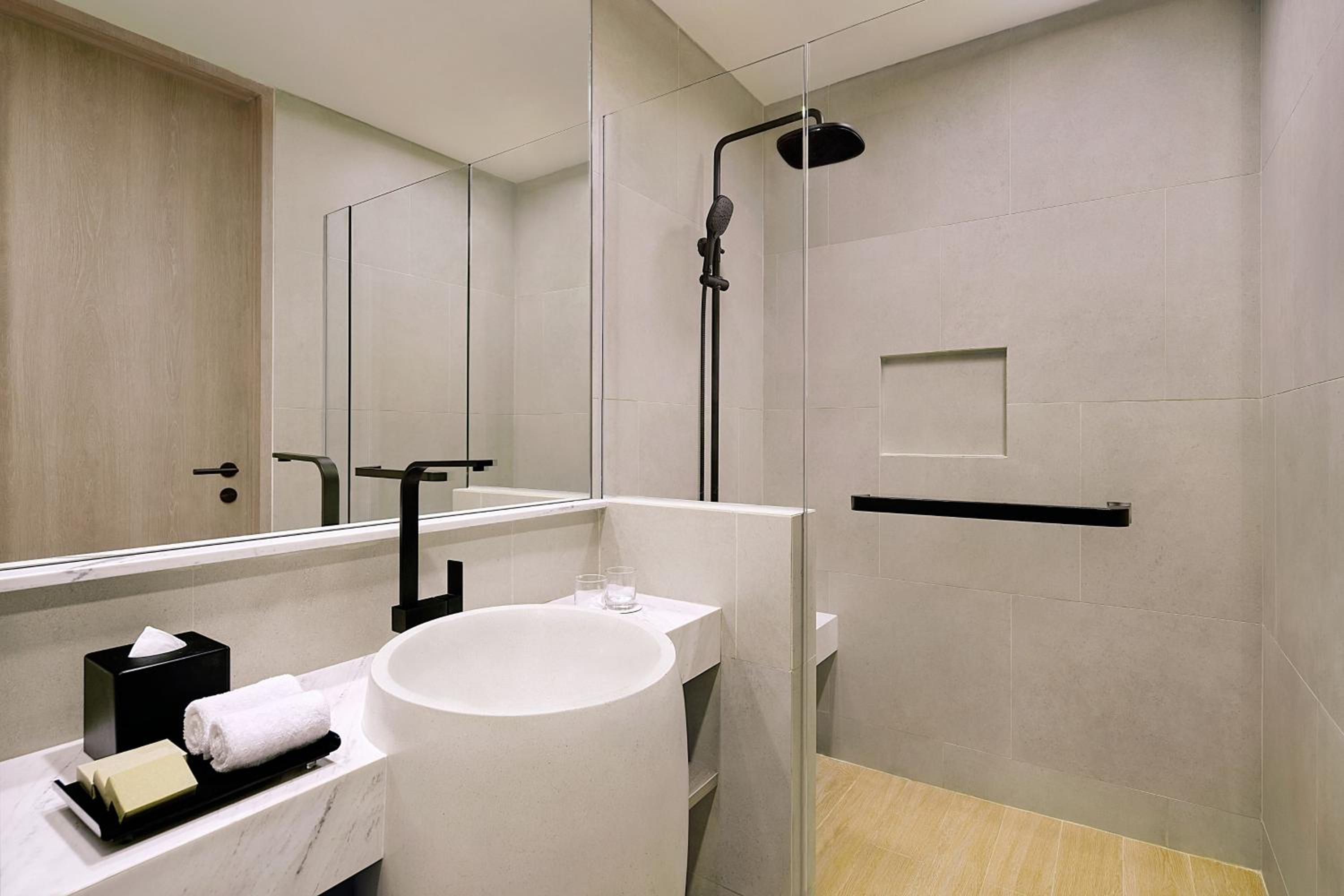 Deluxe Twin Room with City View - Photo 4
