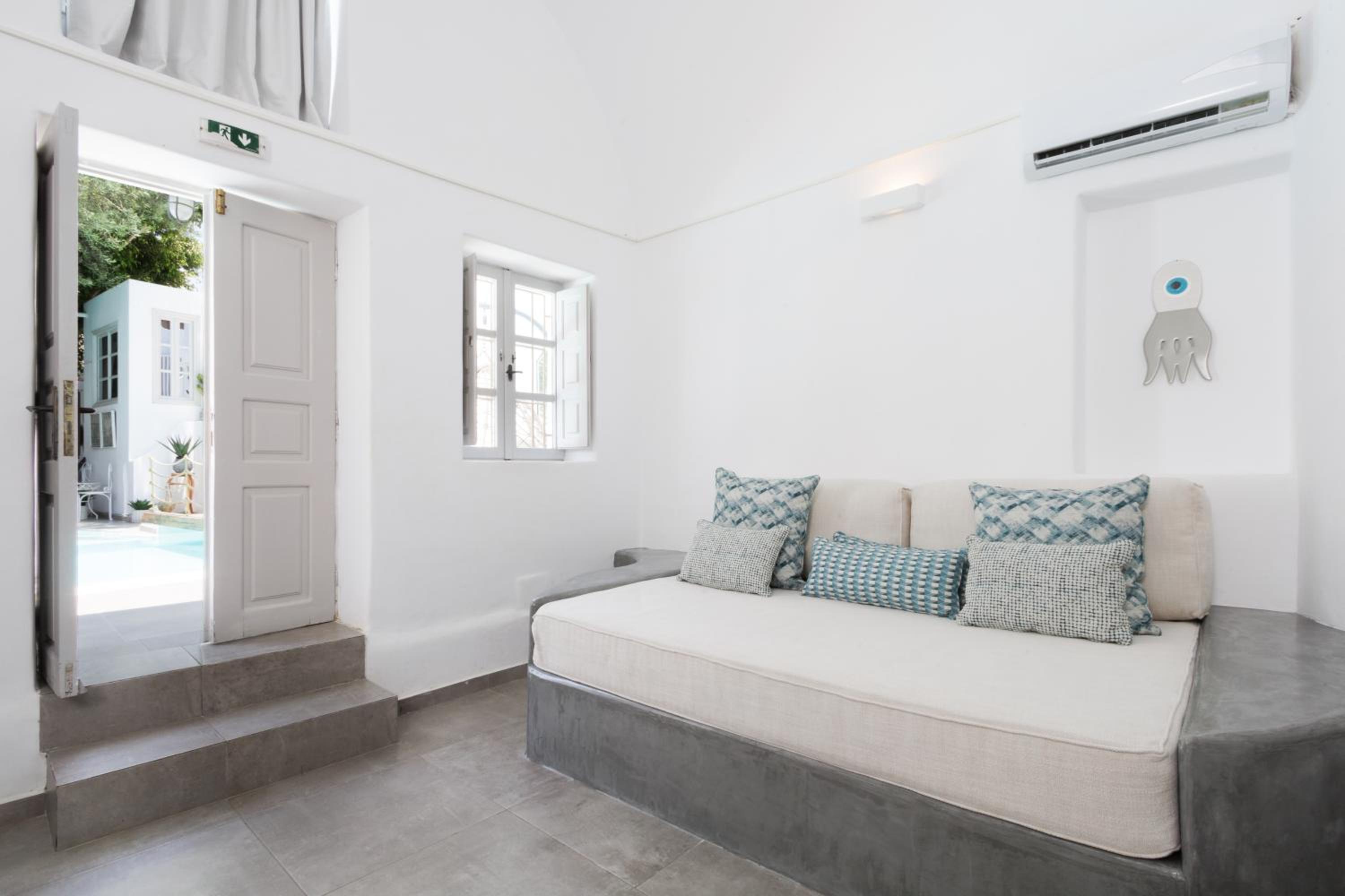 Poolfront Suite - Photo 17