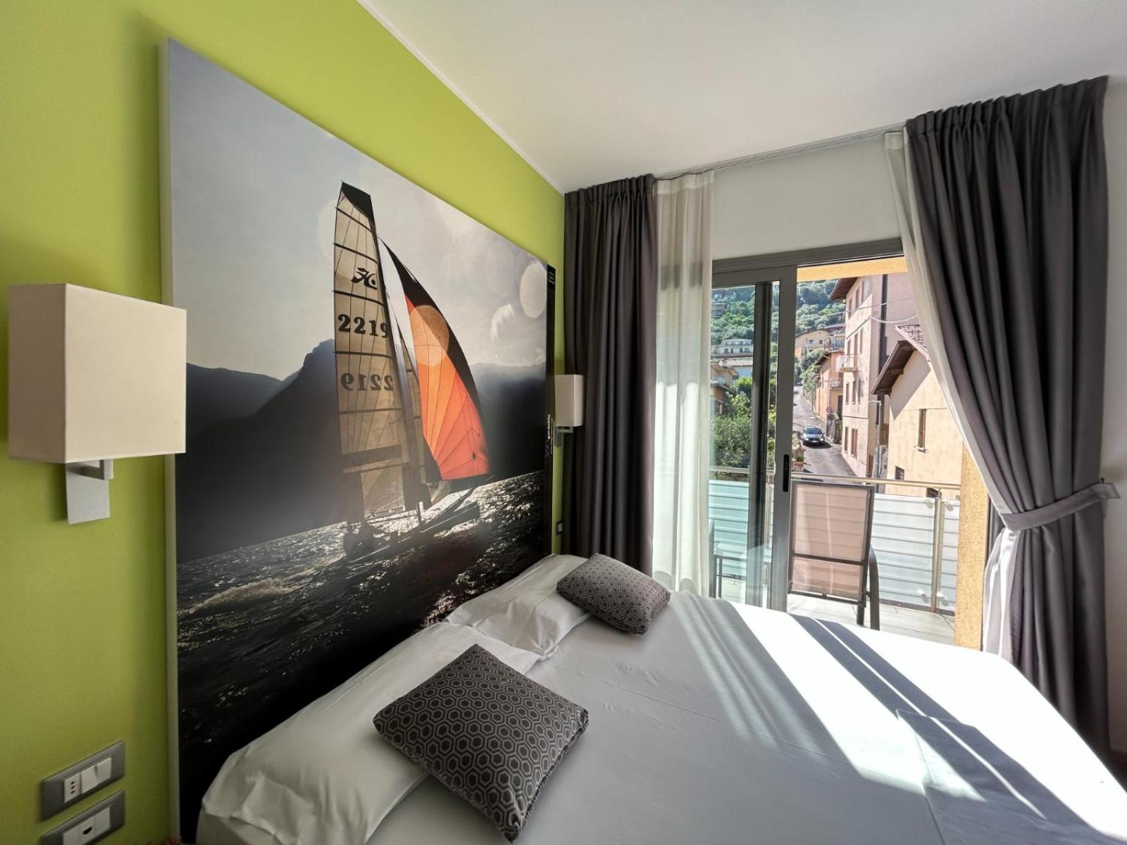 One-Bedroom Apartment with Mountain View and 2 Balconies  photo 1