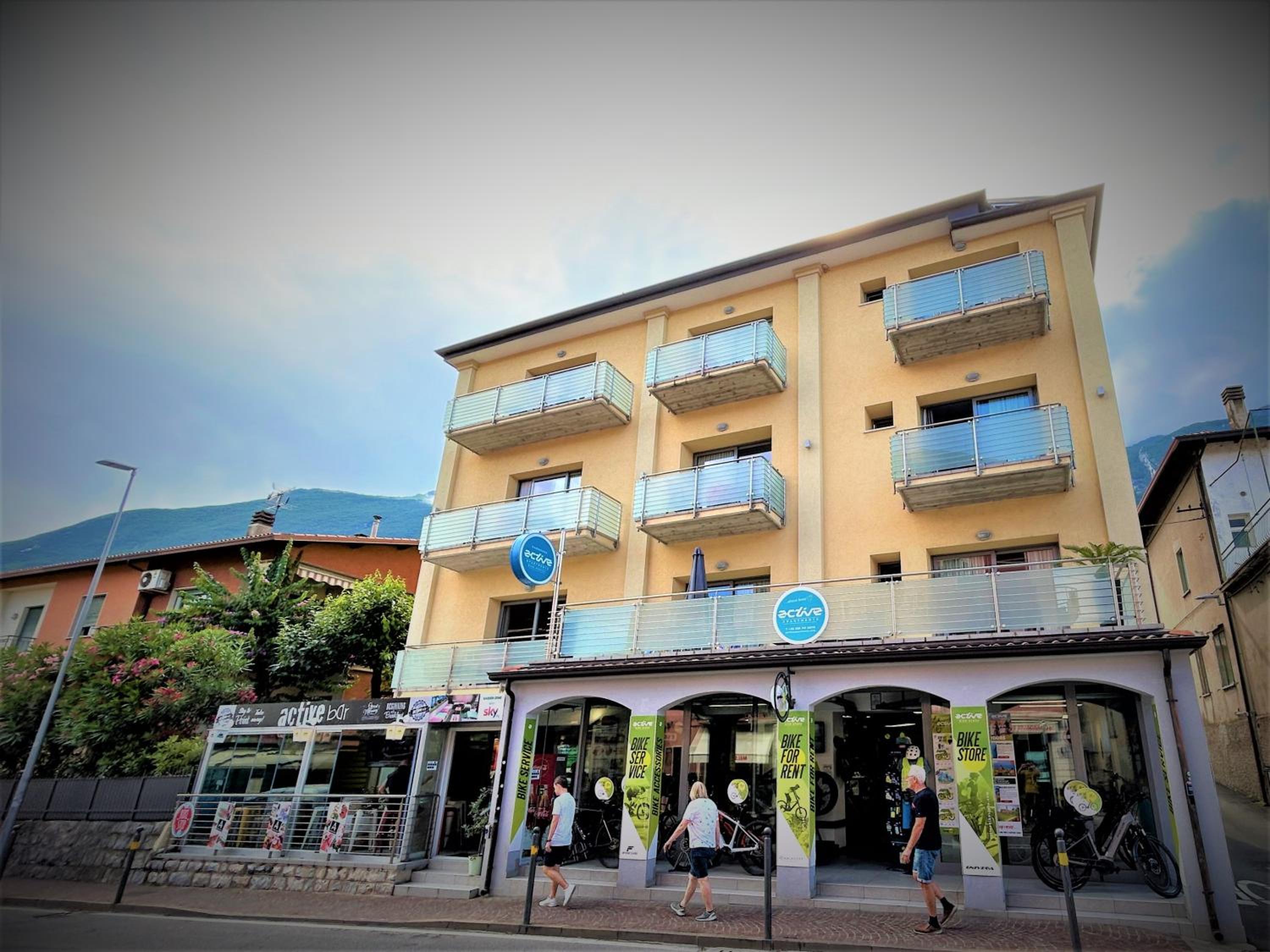 One-Bedroom Apartment with Mountain View and 2 Balconies  photo 2