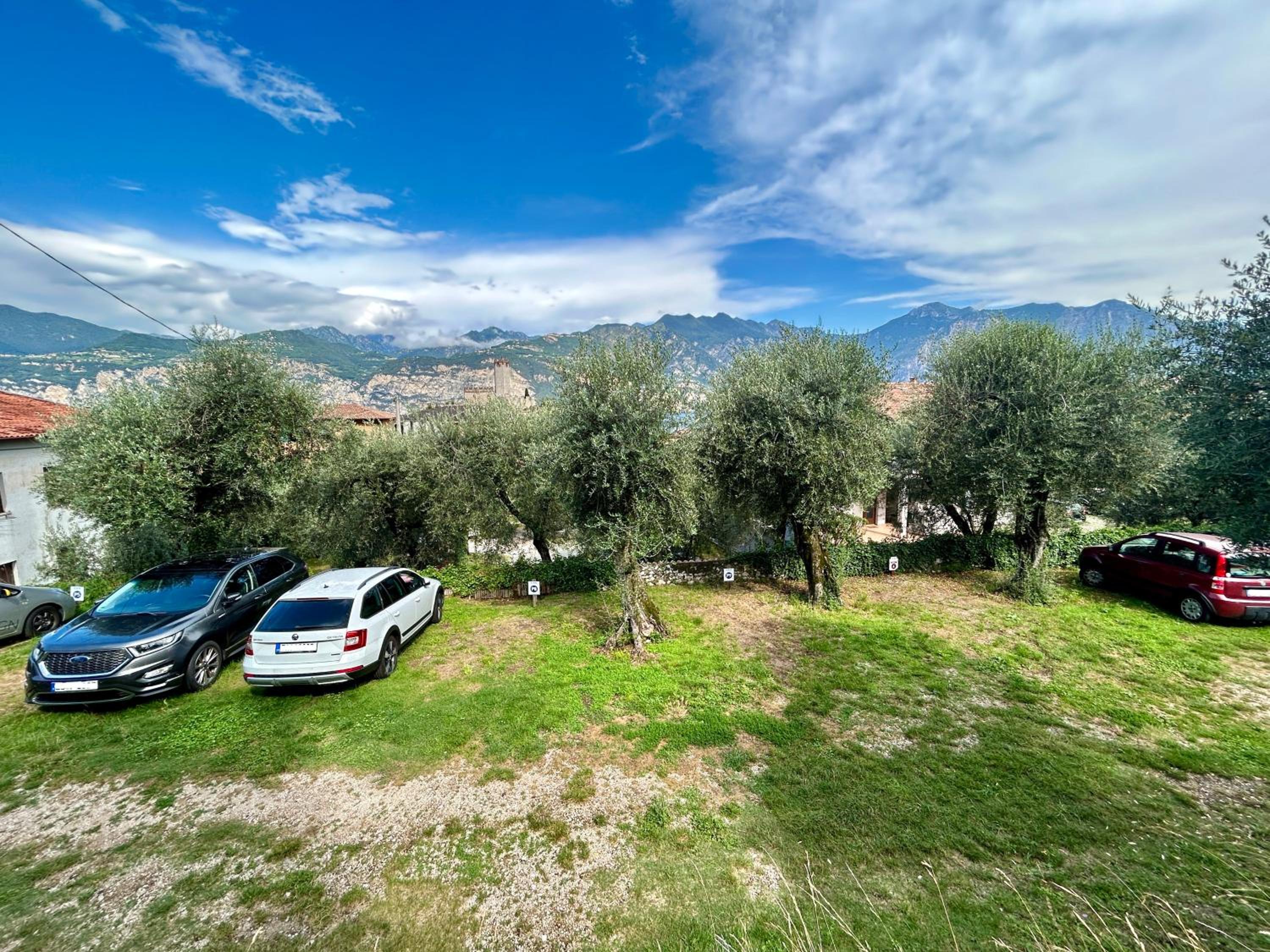 Deluxe Two-Bedroom Apartment with 3 Balconies, Lake View and Mountain View  photo 2