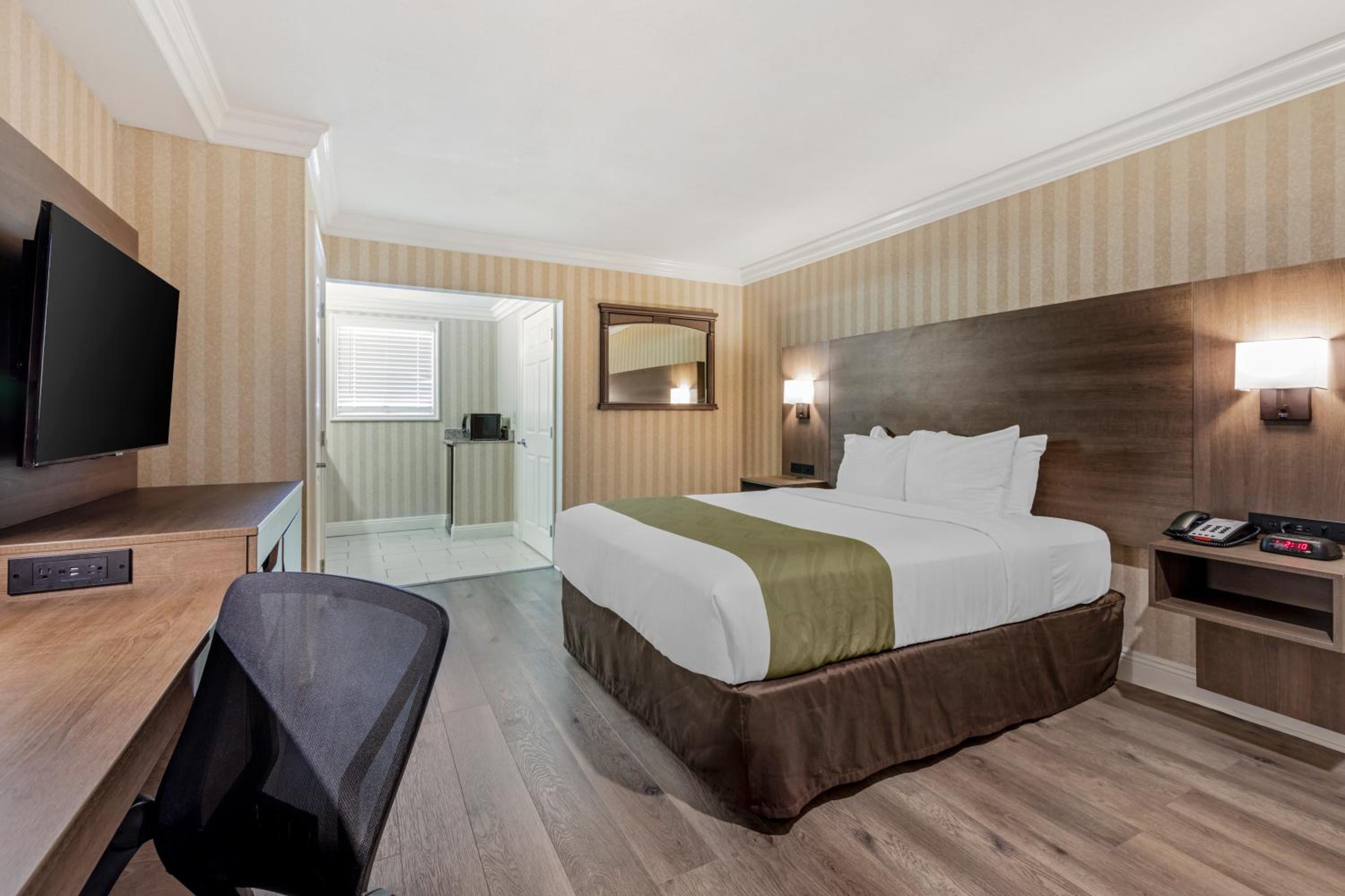 Standard Room, 1 Queen Bed, Non Smoking photo 2