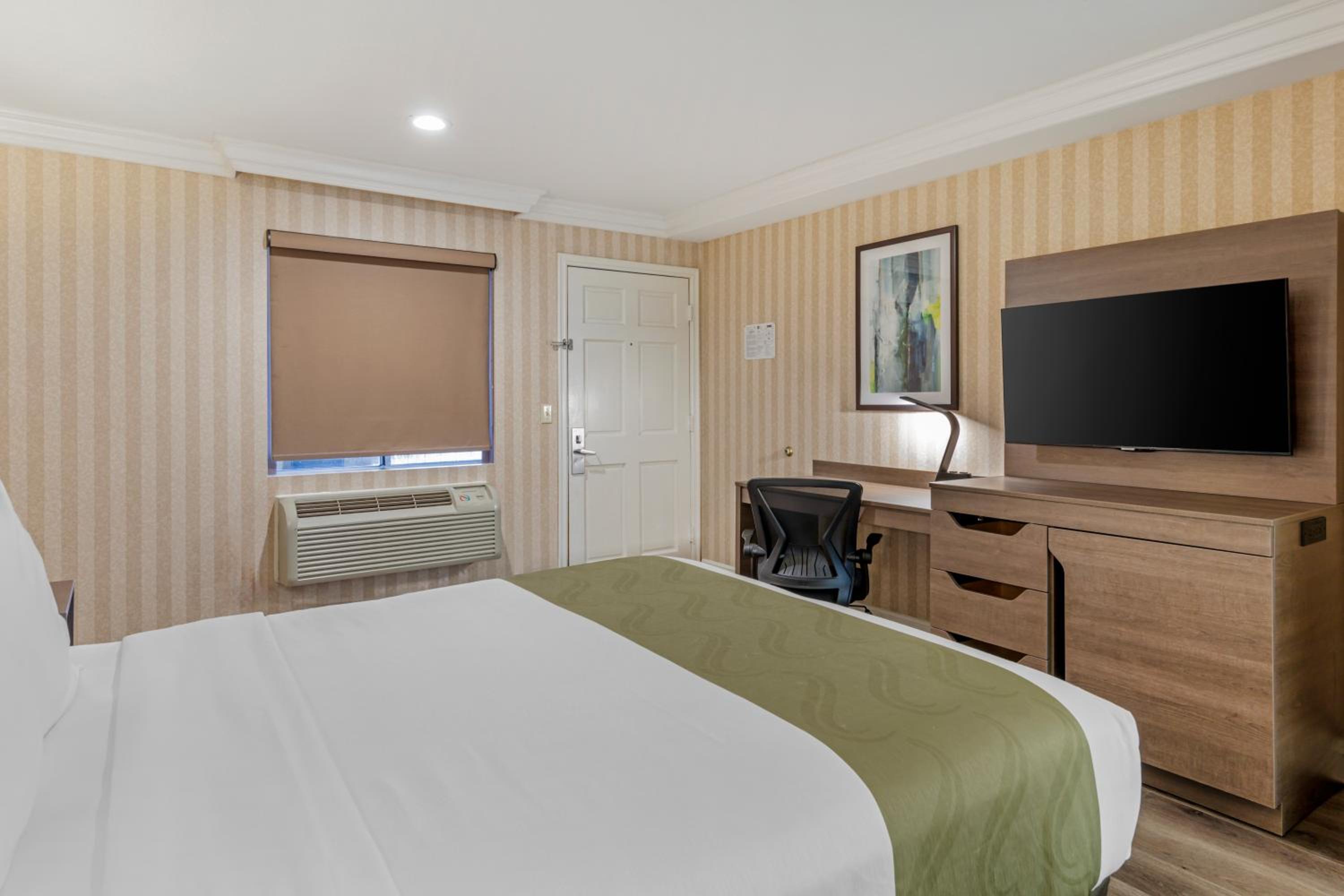 Standard Room, 1 Queen Bed, Non Smoking photo 3