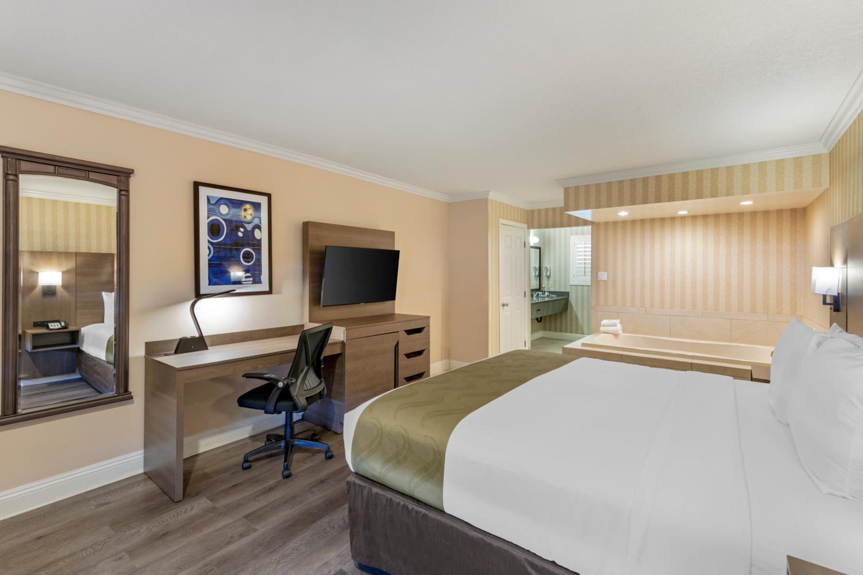 Deluxe Room, 1 King Bed, In-Room Hot Tub, Non Smoking photo 1