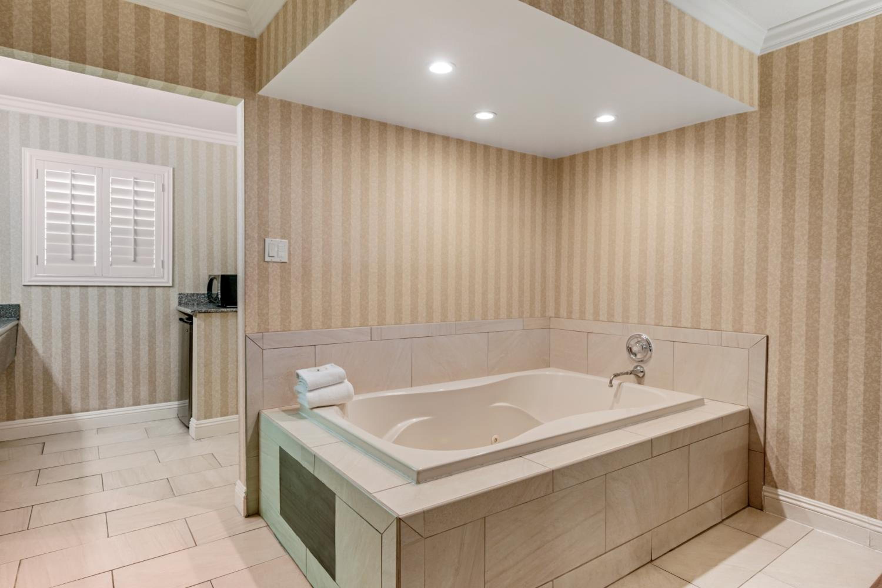 Deluxe Room, 1 King Bed, In-Room Hot Tub, Non Smoking photo 3