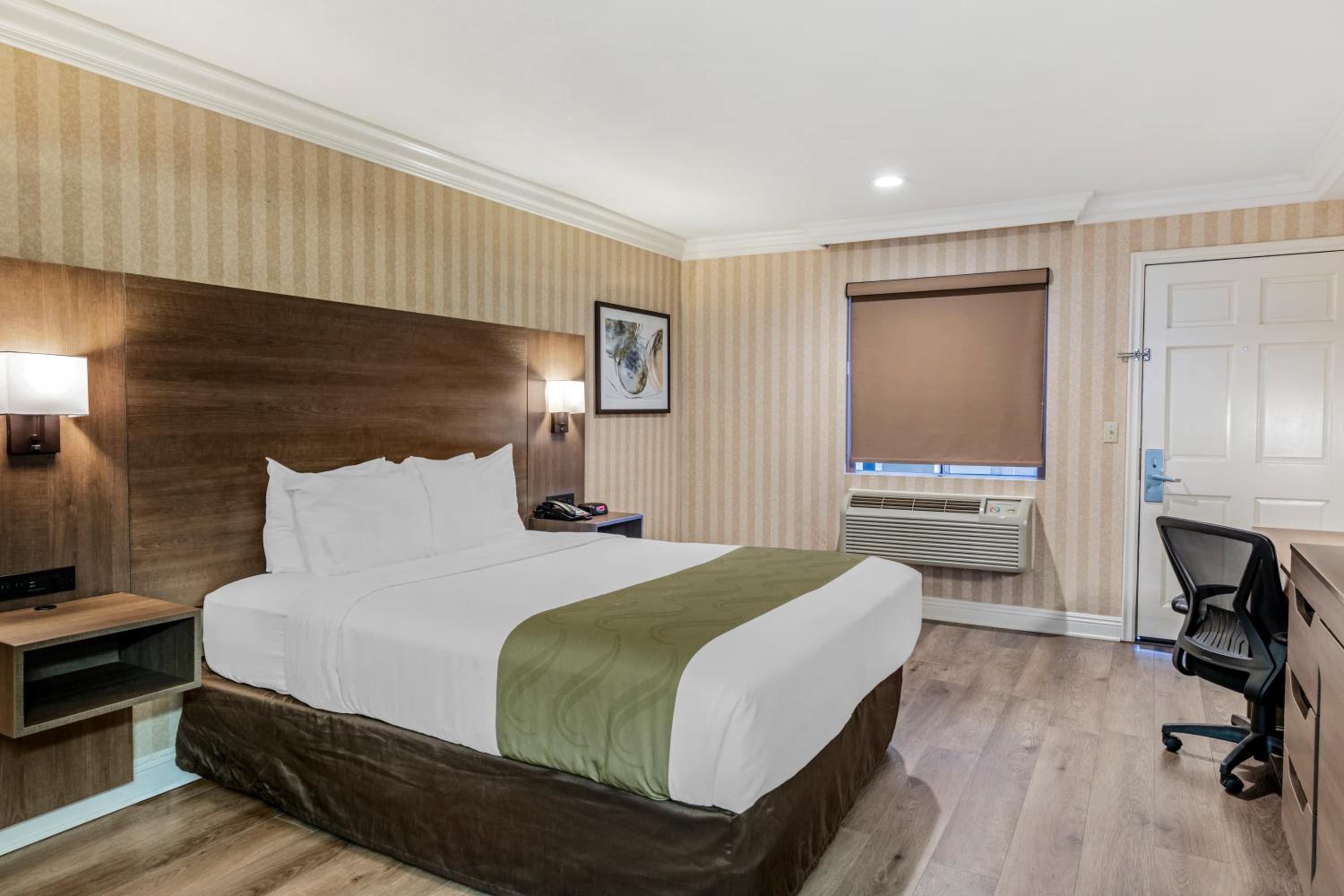 Standard Room, 1 Queen Bed, Non Smoking photo 1