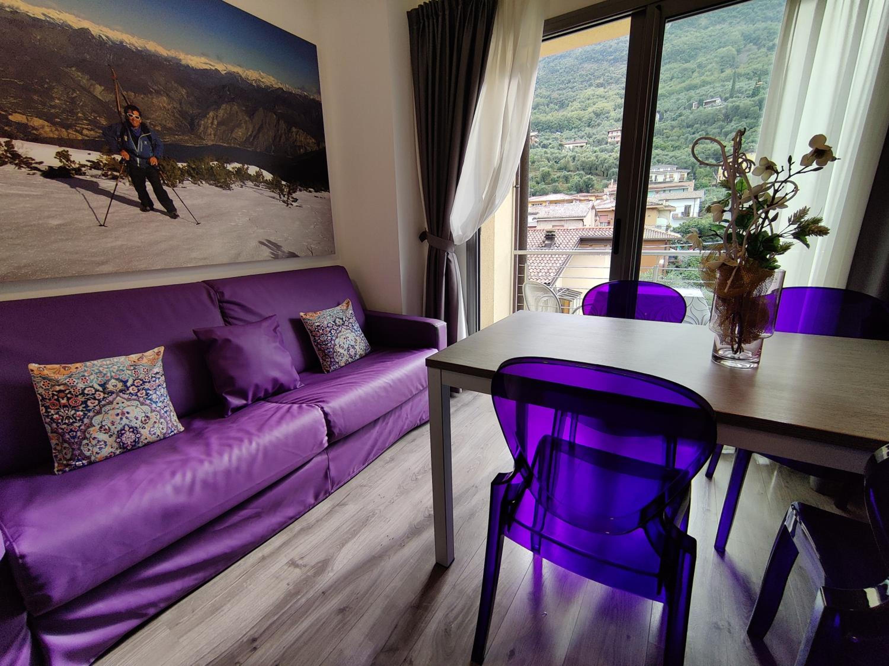 Deluxe Two-Bedroom Apartment with 3 Balconies, Lake View and Mountain View  photo 1